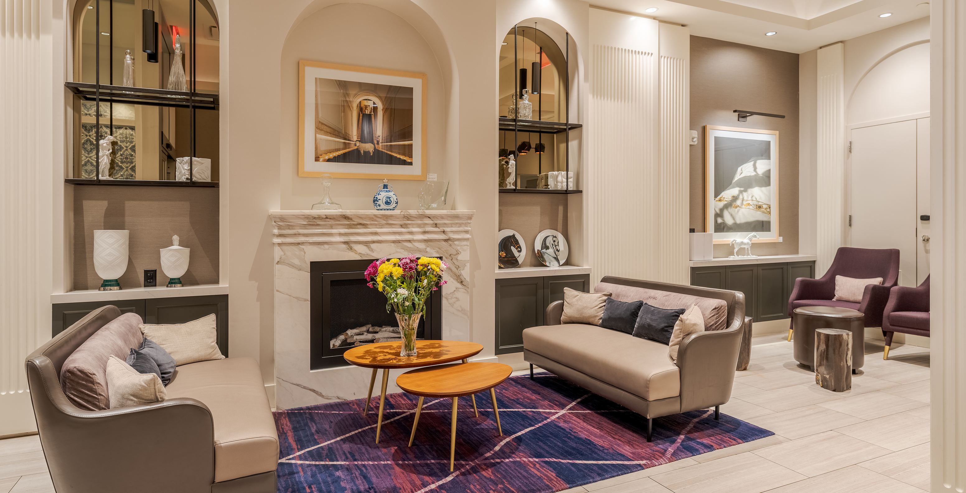 Espace d'entrée du Pestana Park Avenue avec un design sophistiqué avec meubles tapis œuvres d'art et cheminée