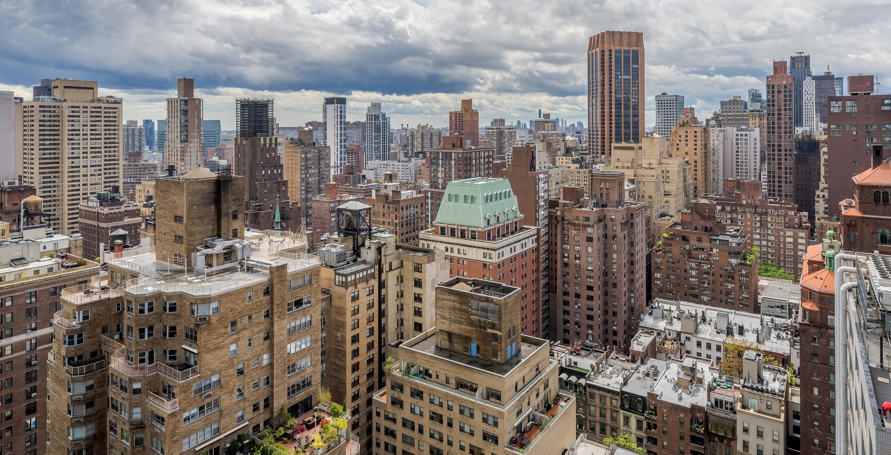 Vue panoramique de l'horizon de Manhattan, avec des bâtiments de différentes hauteurs et styles architecturaux