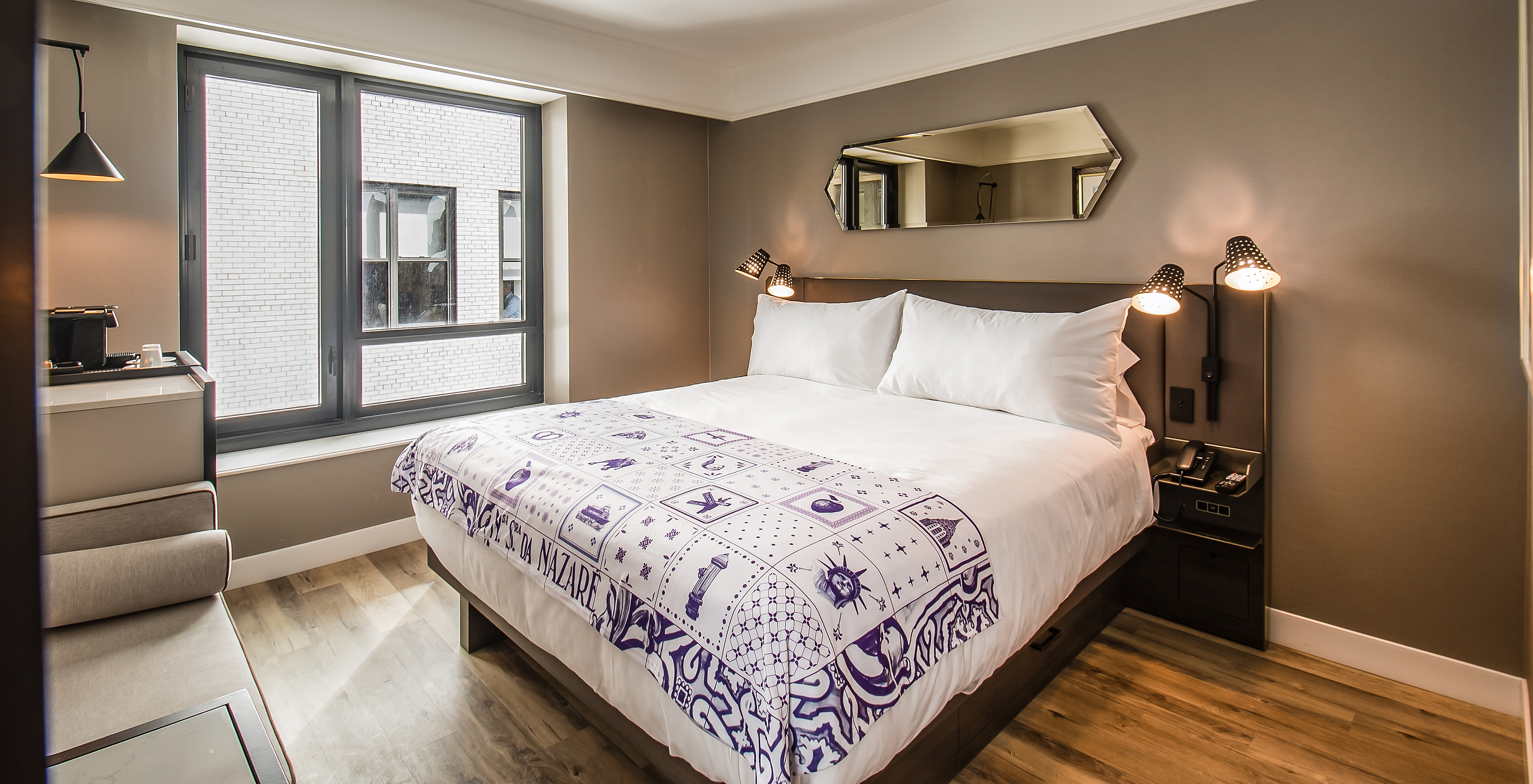 La chambre Classique - ADA du Pestana Park Avenue a un lit double, une table de nuit avec lampe et téléphone