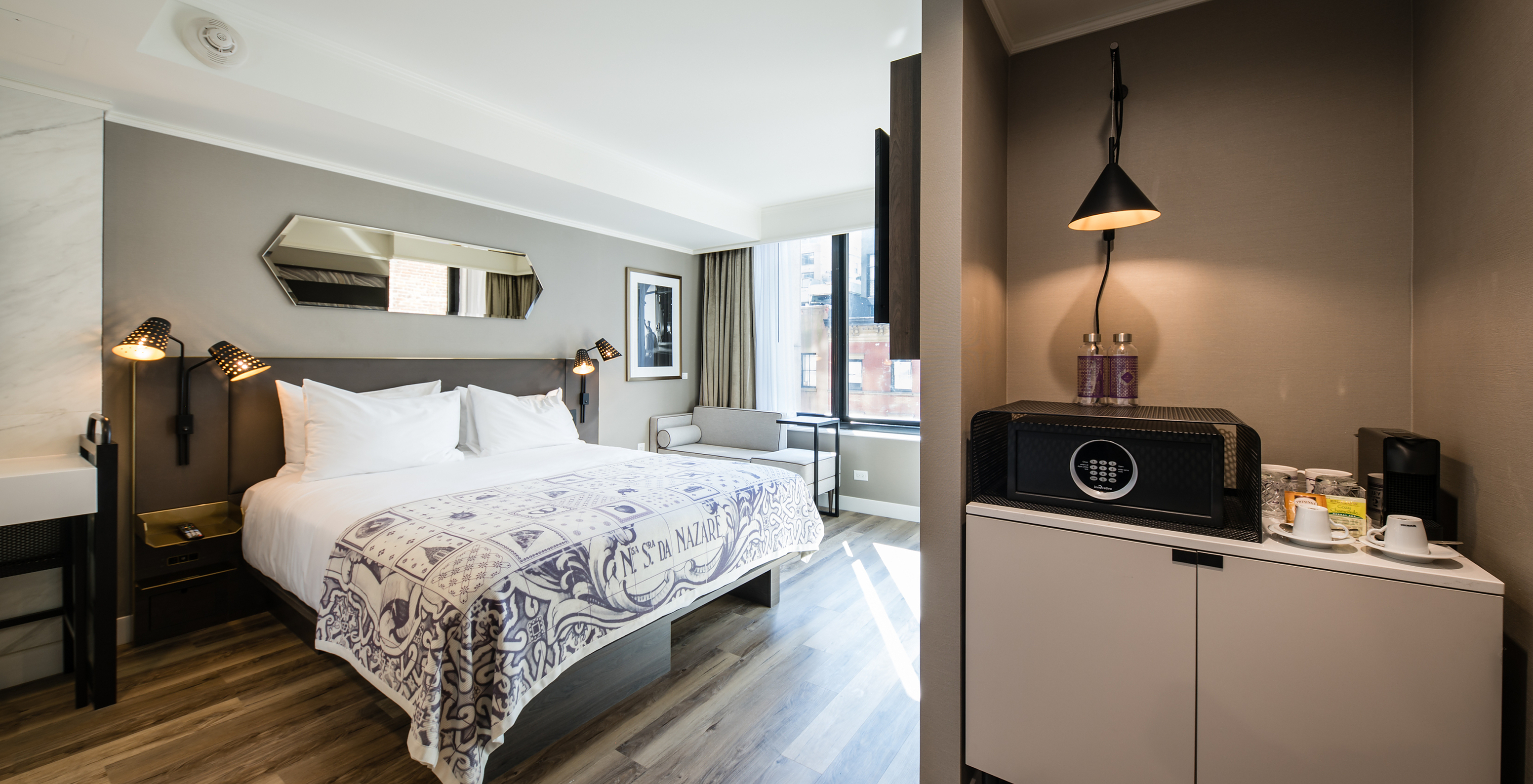 La chambre Supérieure - ADA du Pestana Park Avenue a un lit double, coffre-fort, machine à café et eau en bouteille