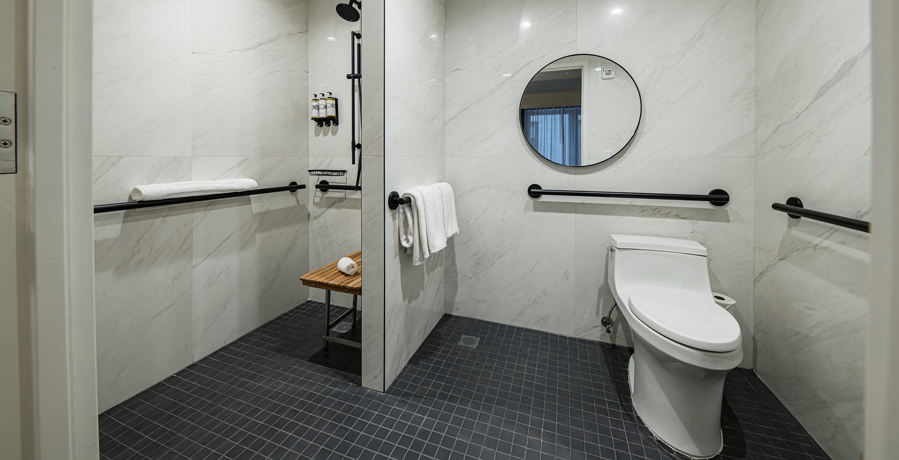 La chambre Supérieure - ADA du Pestana Park Avenue a une salle de bain adaptée, avec douche, miroir et toilette