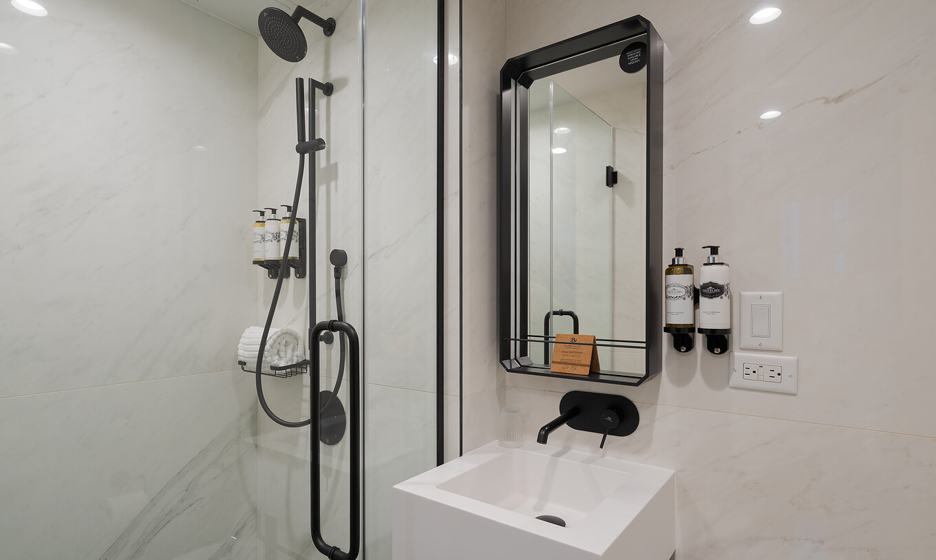 La chambre Cabin du Pestana Park Avenue a une salle de bain avec douche, lavabo et miroir