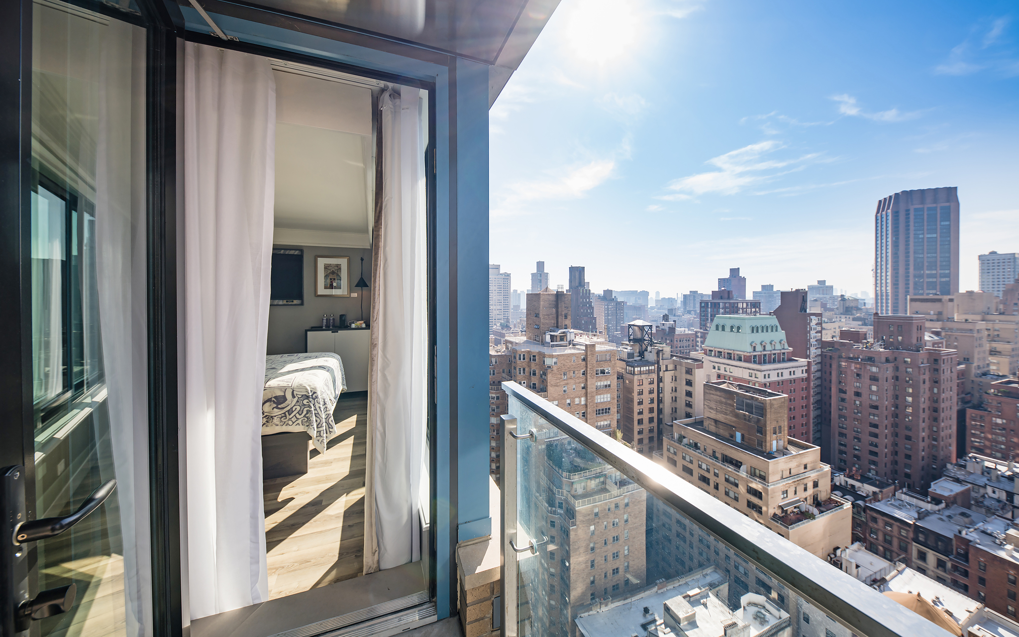 Vue du balcon de la chambre du Pestana Park Avenue sur la ville de Manhattan, à New York, par un jour clair