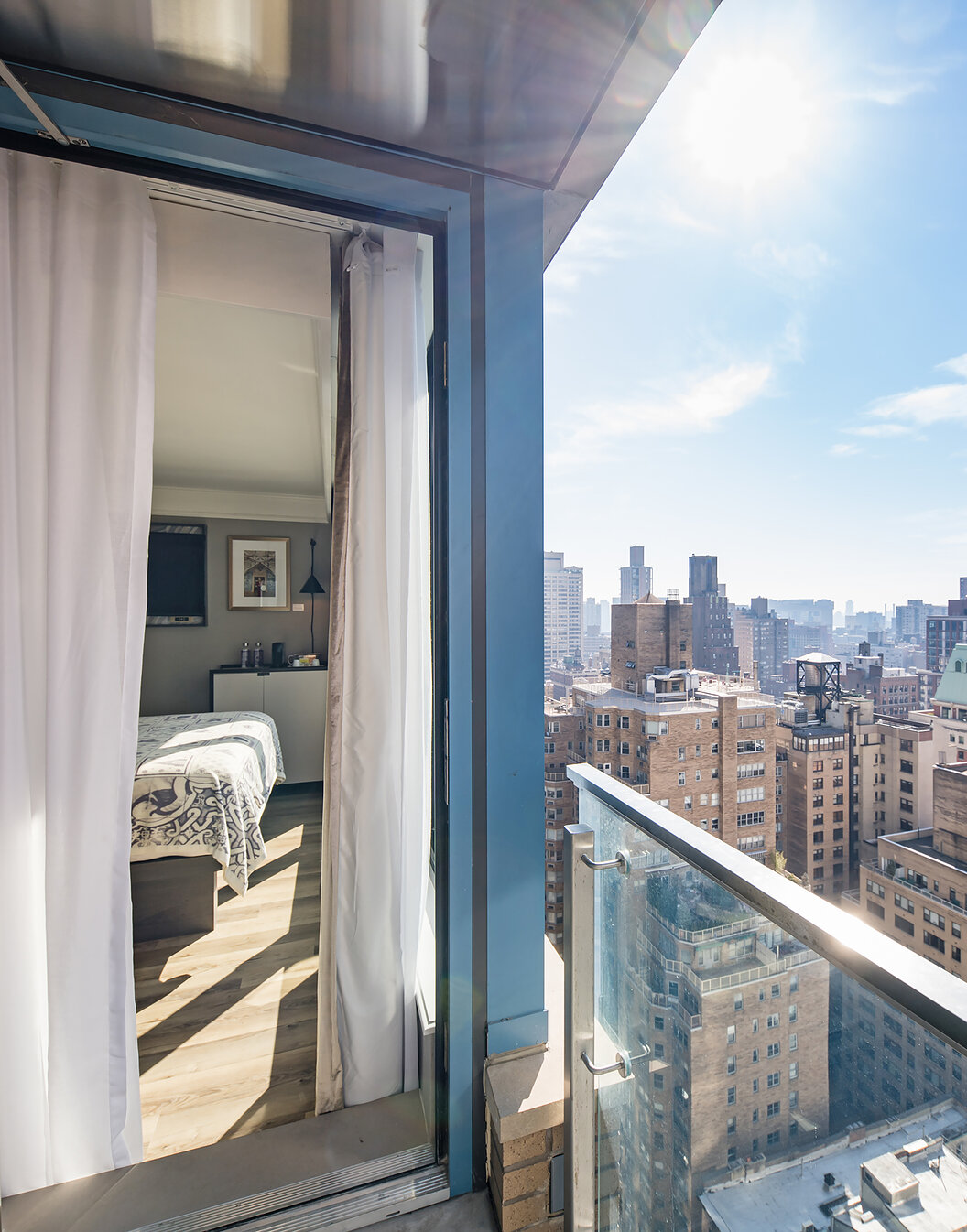 Vue du balcon de la chambre du Pestana Park Avenue sur la ville de Manhattan, à New York, par un jour clair