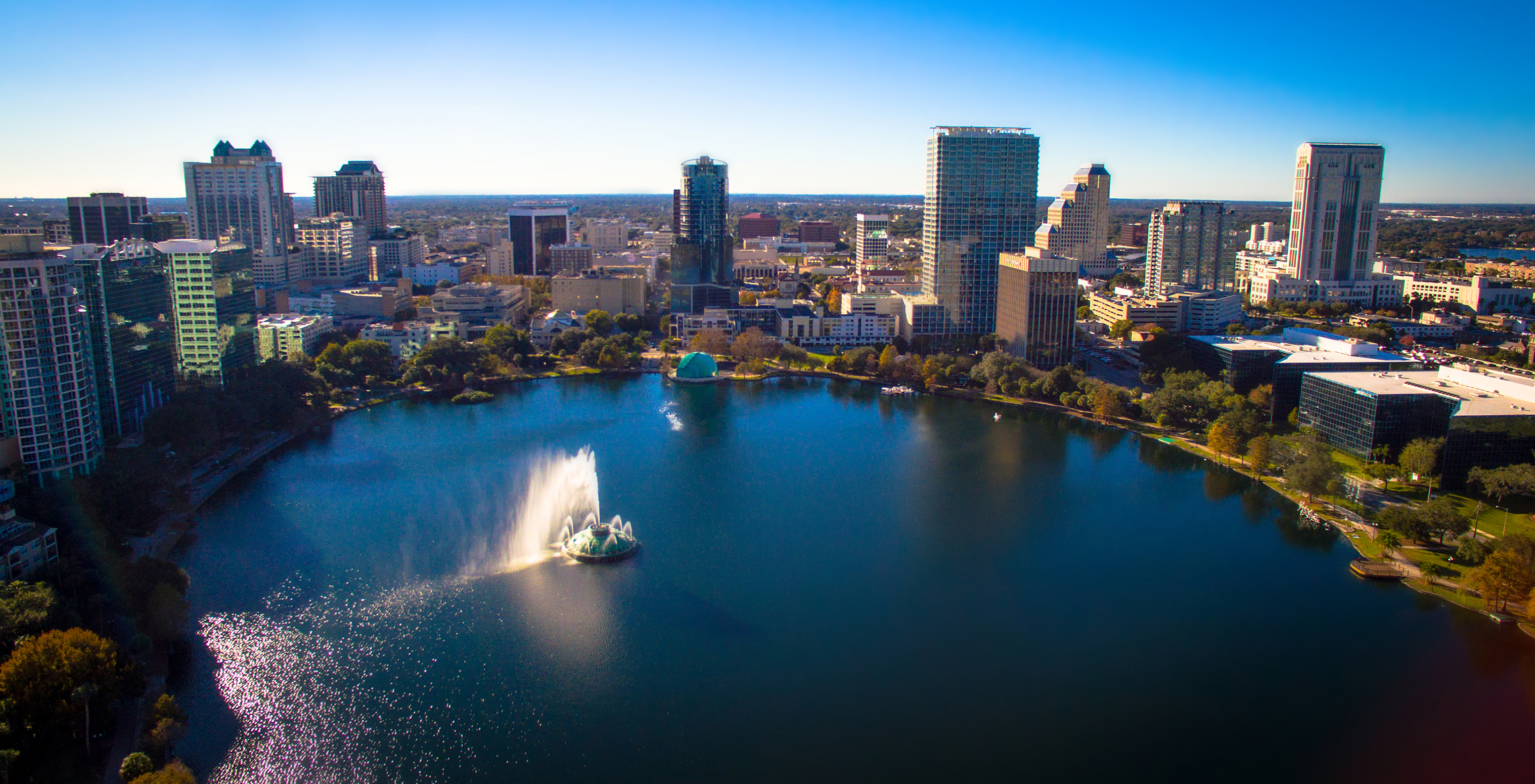 Vue aérienne du centre d'Orlando, un jour de ciel bleu avec quelques nuages, avec le lac Eola et ses bâtiments emblématiques