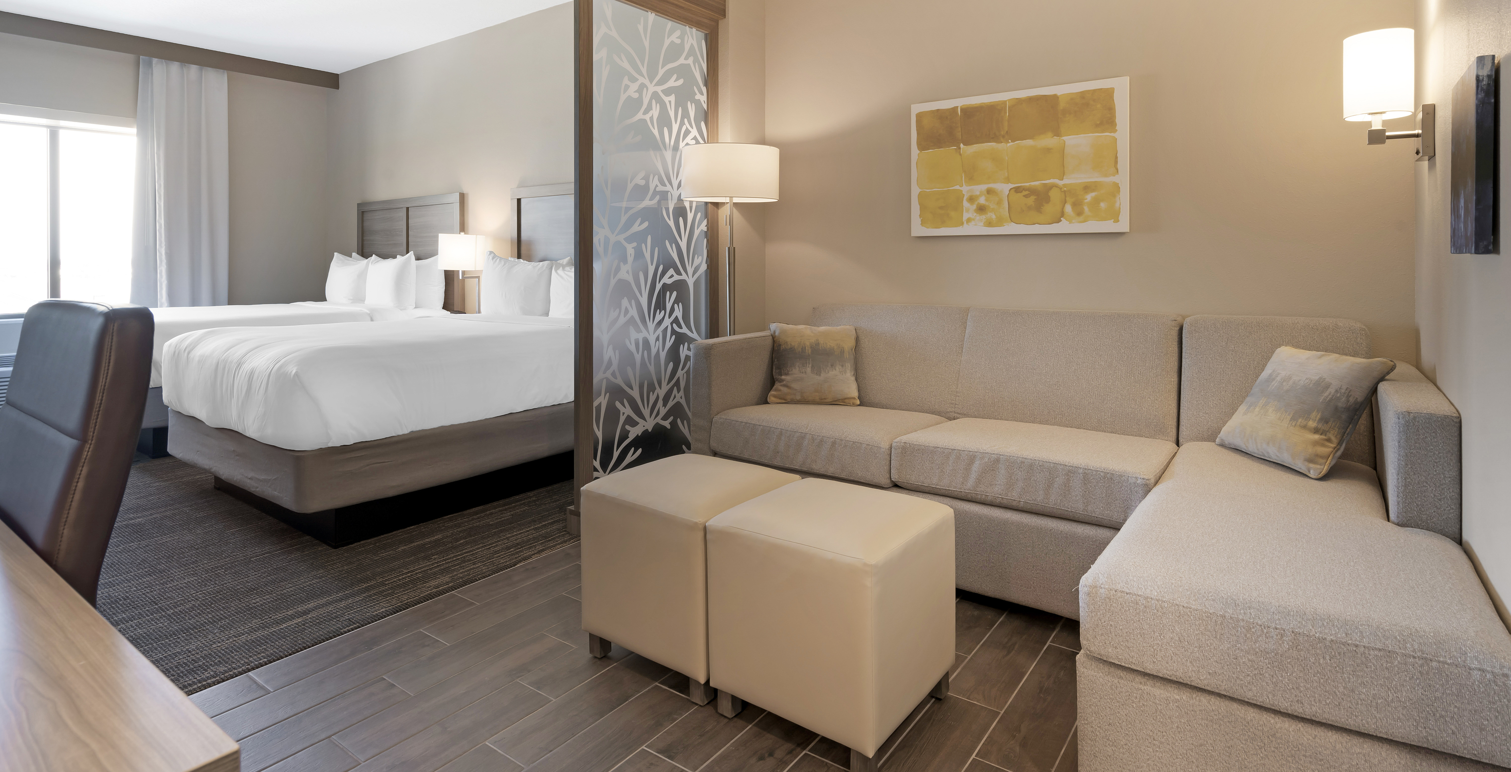 La Suite Double Queen ADA du Pestana Orlando Suites Lake Buena Vista a deux lits doubles, bureau, canapé et lampe