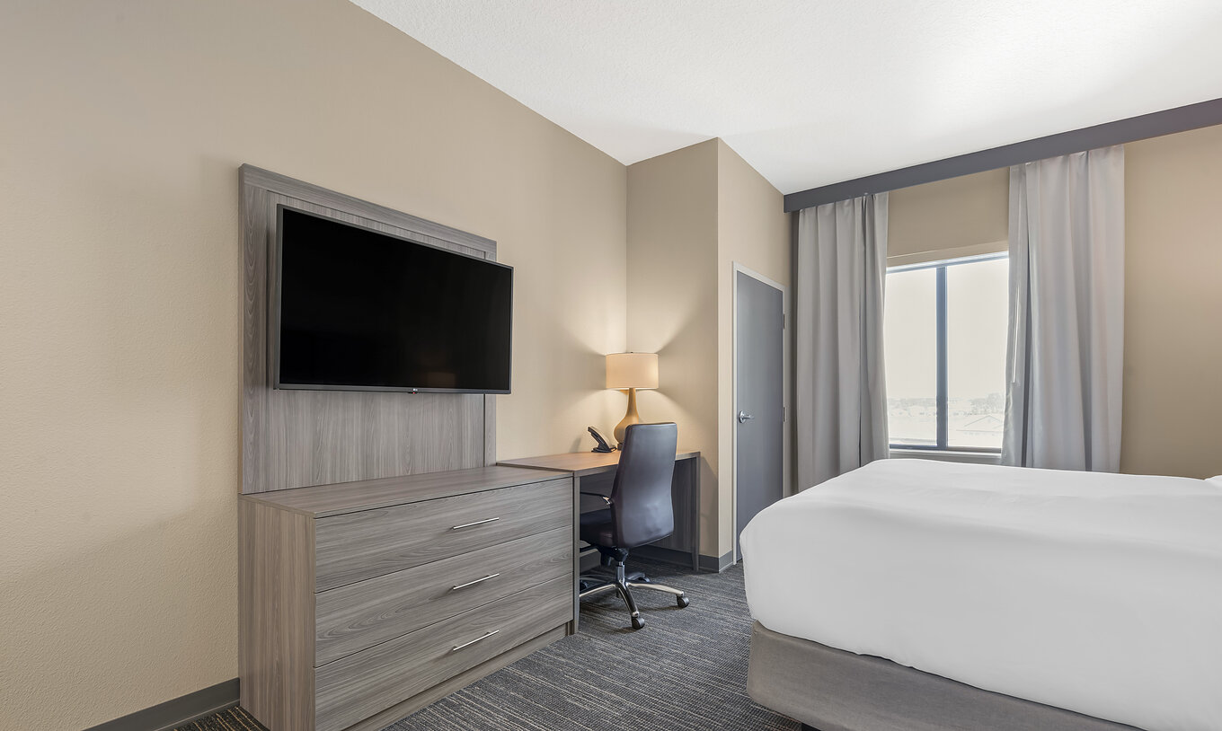 The King Room at PesaLa Chambre King du Pestana Orlando Suites Lake Buena Vista a télévision, bureau et lampetana Orlando Suites Lake Buena Vista includes a television, desk, and lamp