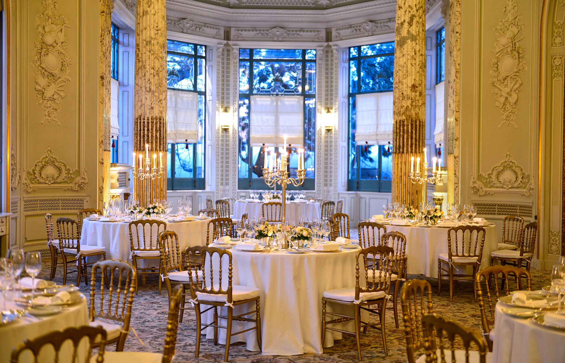 Célébrez votre occasion spéciale au Pestana Hotel Group, dans des espaces élégants avec des tables, des arrangements floraux