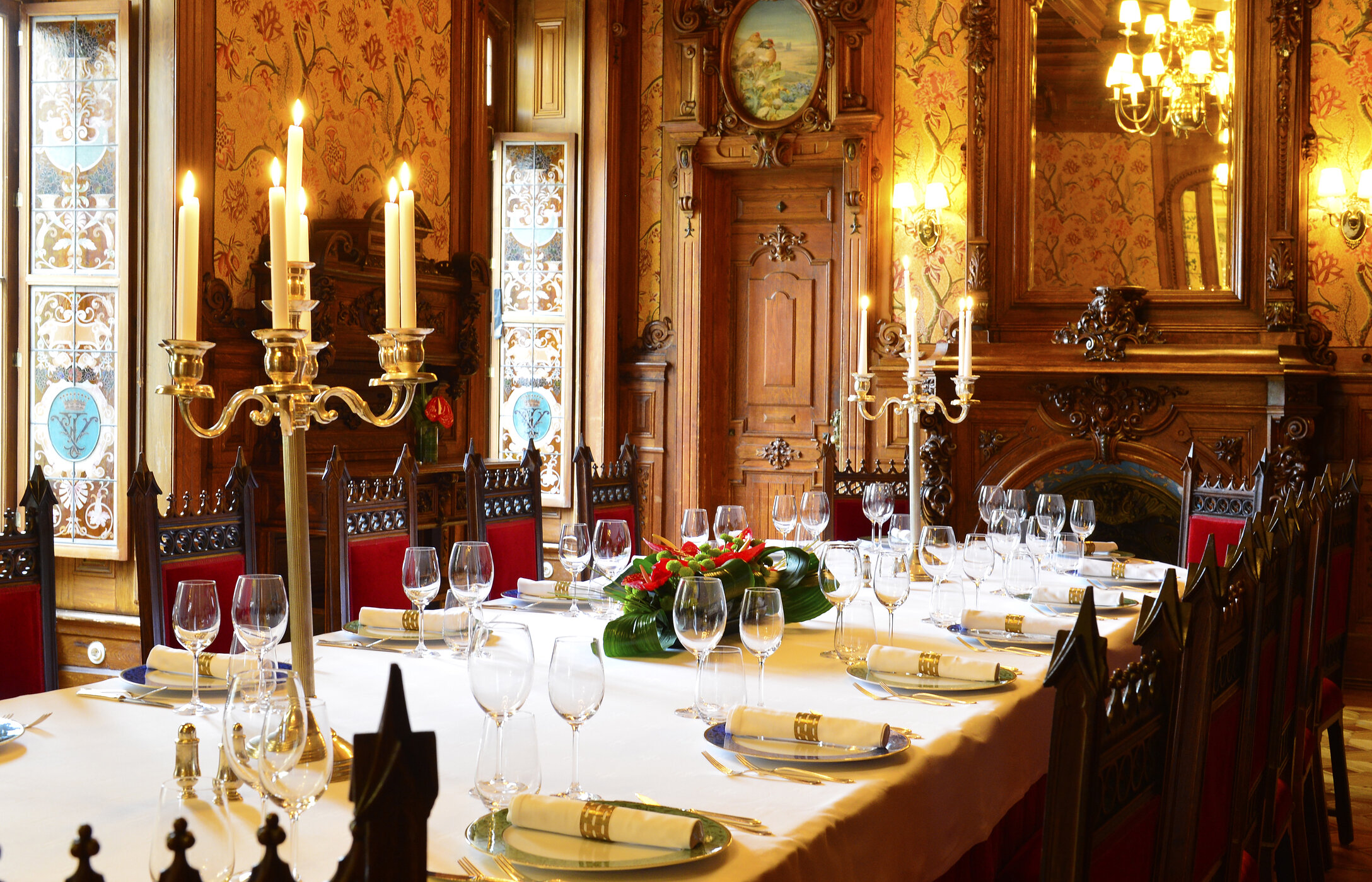 Mariage dans une salle majestueuse avec déco élégante, longue table, fleurs et murs en bois sculpté