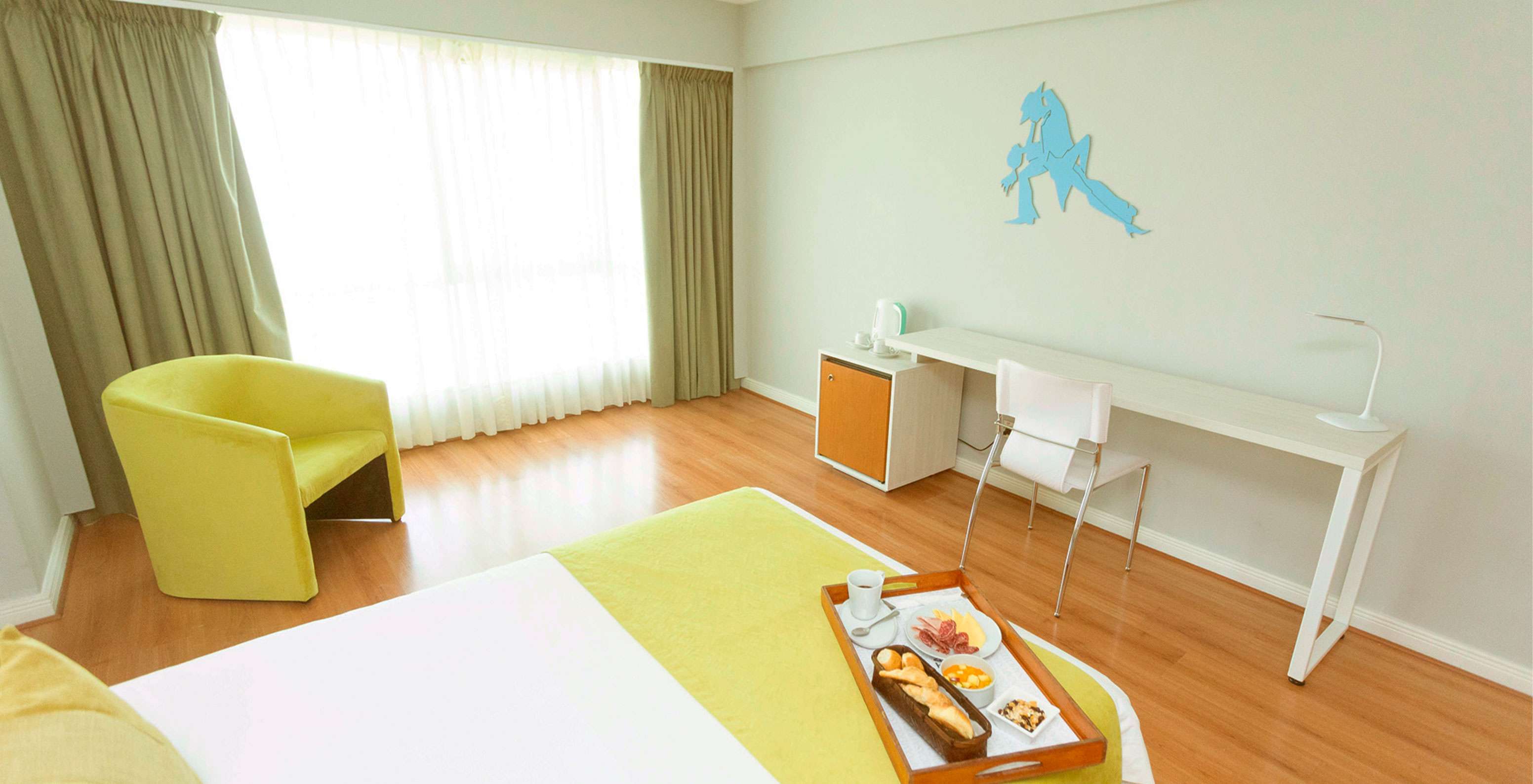 De Queen Superior van Pestana Buenos Aires heeft stoel, bureau en decoratieve elementen