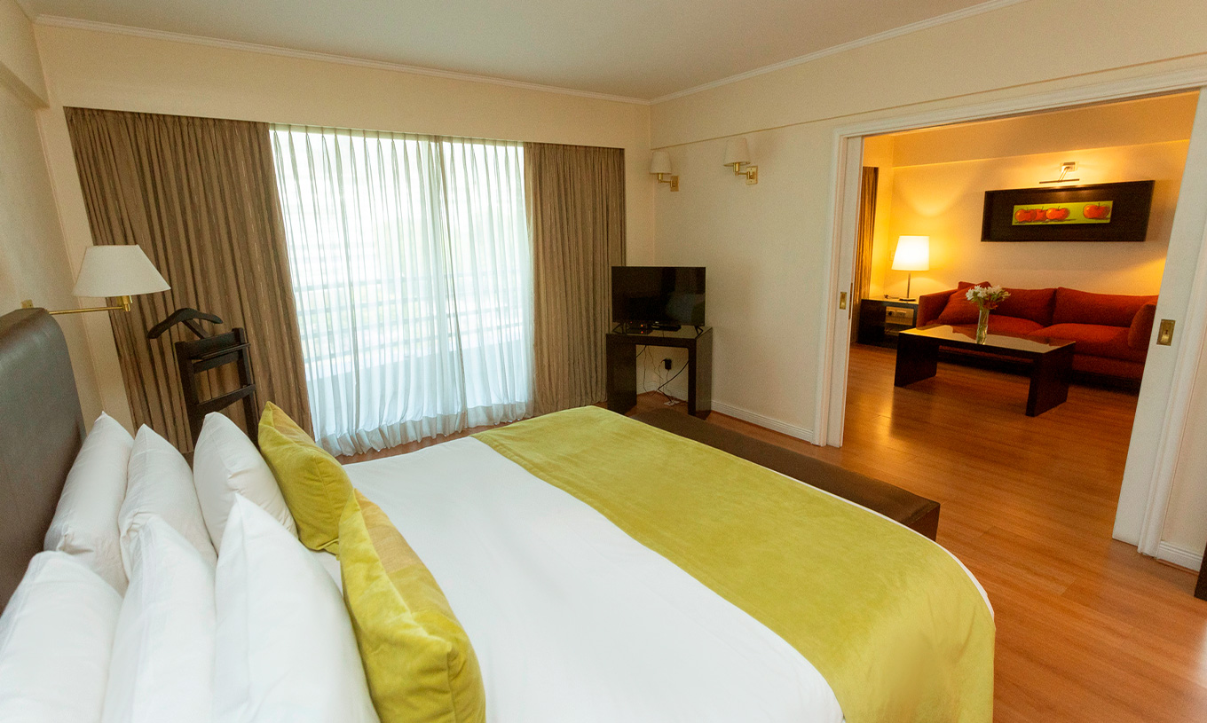De Queen Suite van Pestana Buenos Aires heeft tweepersoonsbed, lamp, televisie en bank