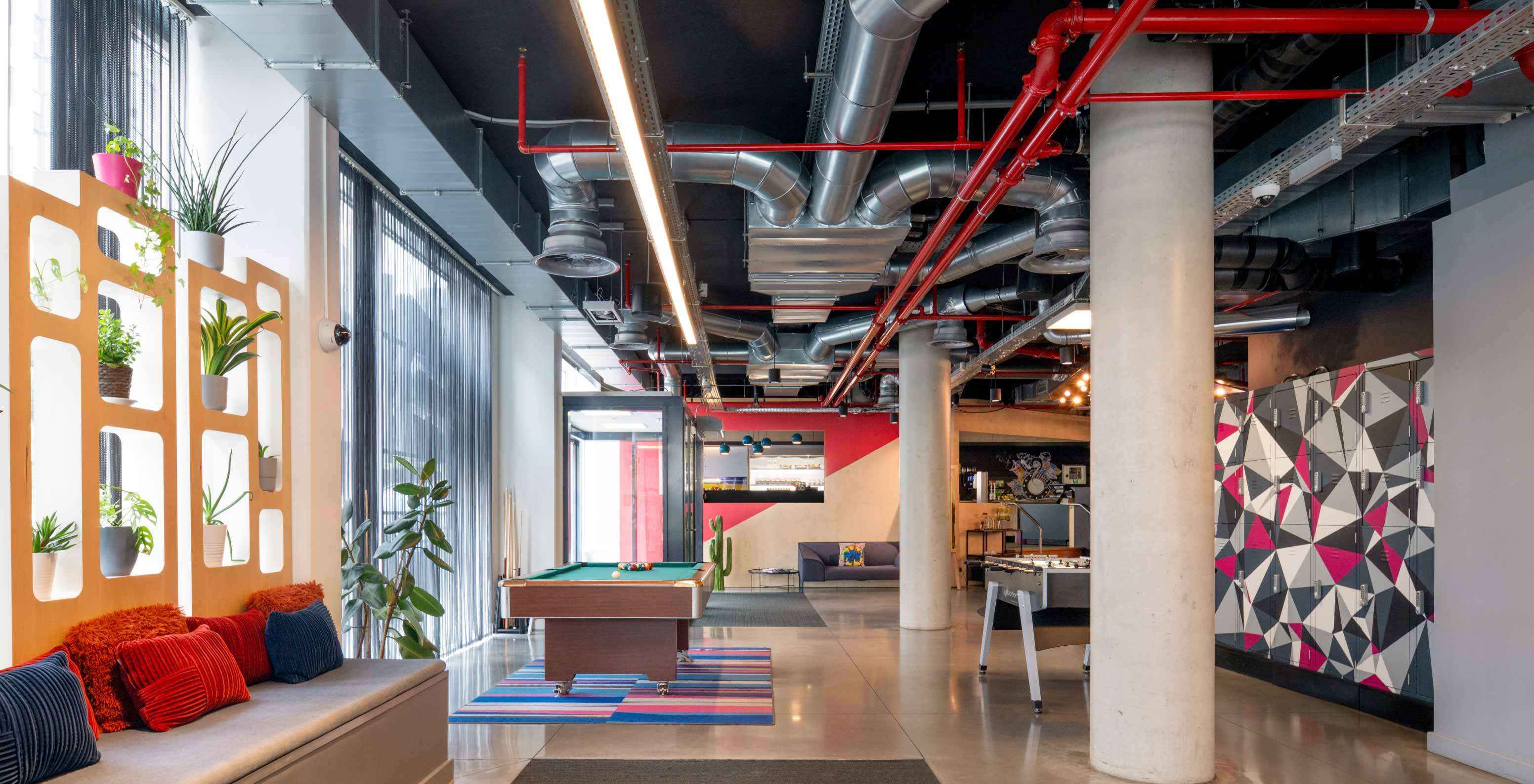 Banken bij de ingang van Pestana Brussels Schuman, hotel in Brussel vlakbij het Europees Parlement