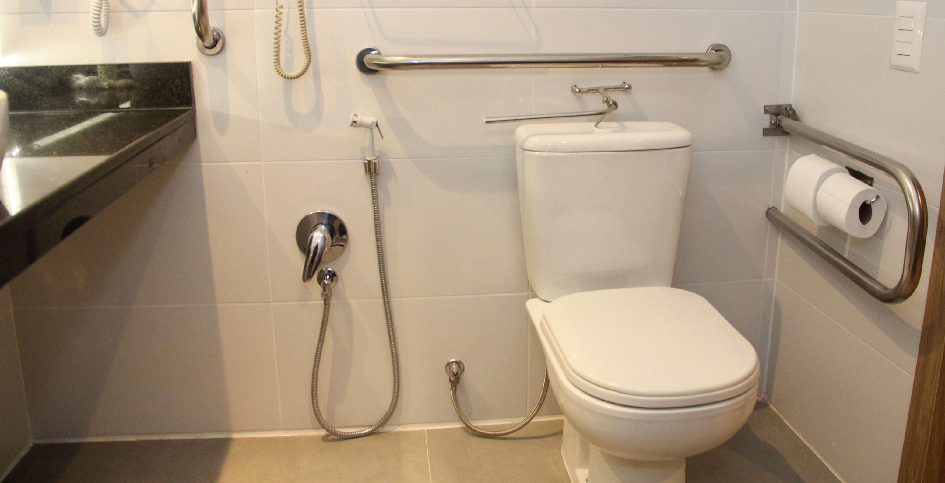 De Superior Semi Aangepast van Pestana Curitiba heeft een badkamer met toilet aangepast voor mensen met beperkte mobiliteit