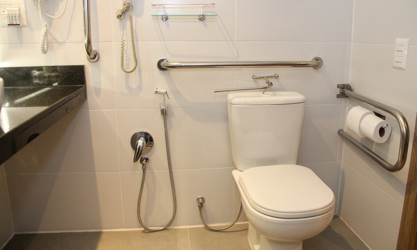 De Superior Semi Aangepast van Pestana Curitiba heeft een badkamer met toilet aangepast voor mensen met beperkte mobiliteit