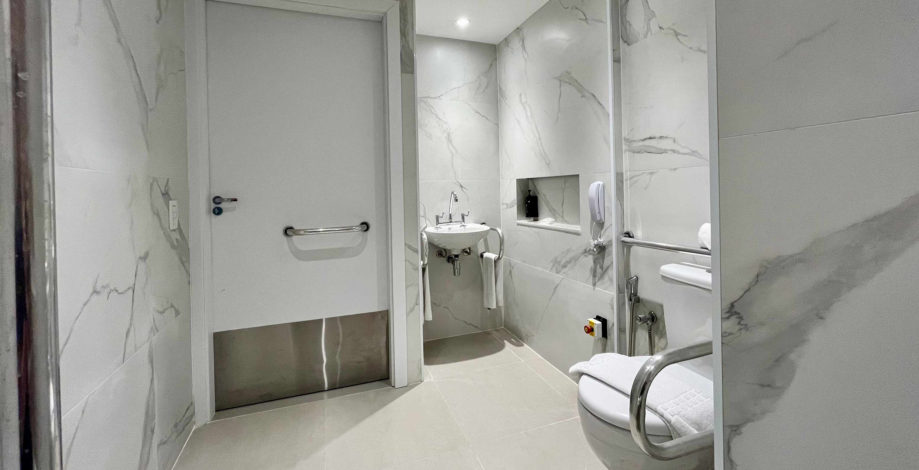 De Semi-Aangepaste Kamer van Pestana Rio Atlântica heeft een toegankelijke badkamer