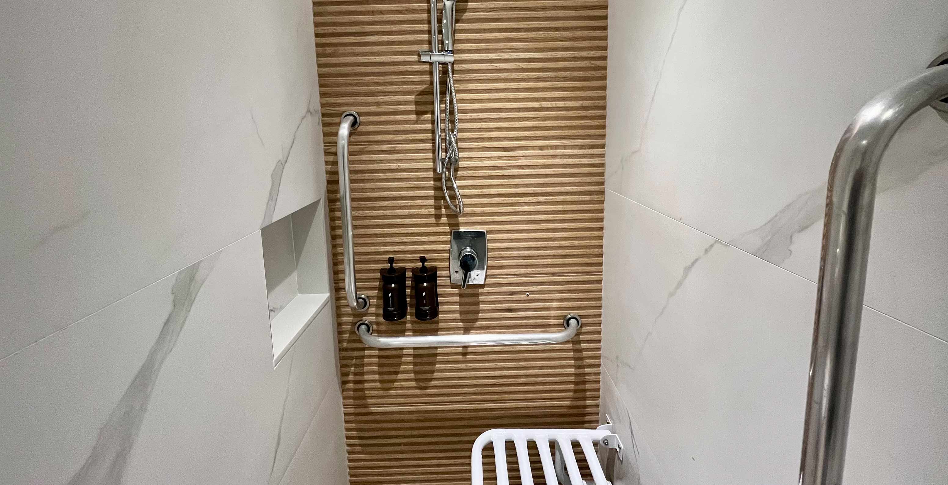 De Semi-Aangepaste Kamer van Pestana Rio Atlântica heeft douche met steunen, dispensers en opklapbare zitting