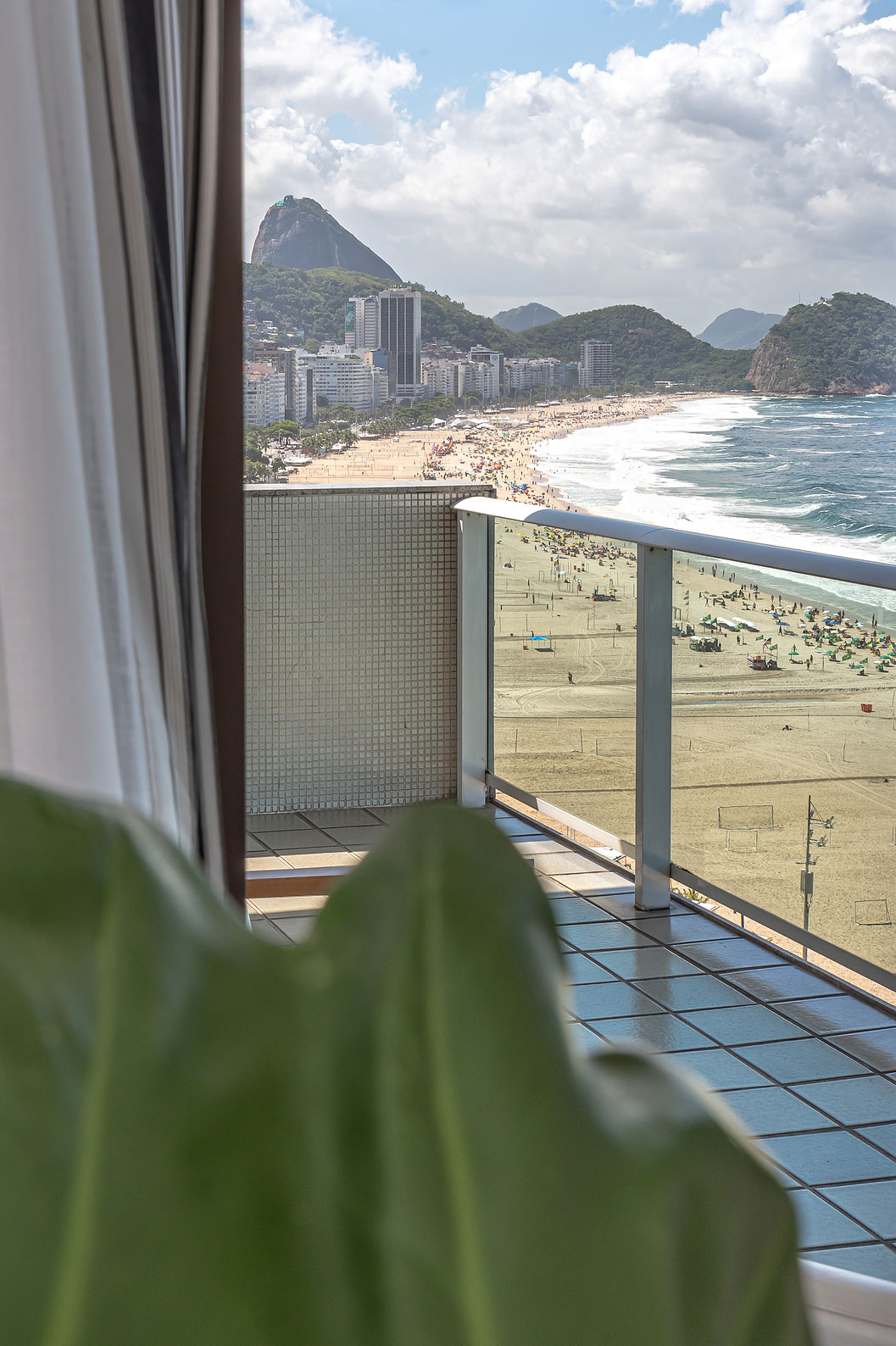 De Oceanische Suite van Pestana Rio Atlântica heeft een ruim balkon met zeezicht.