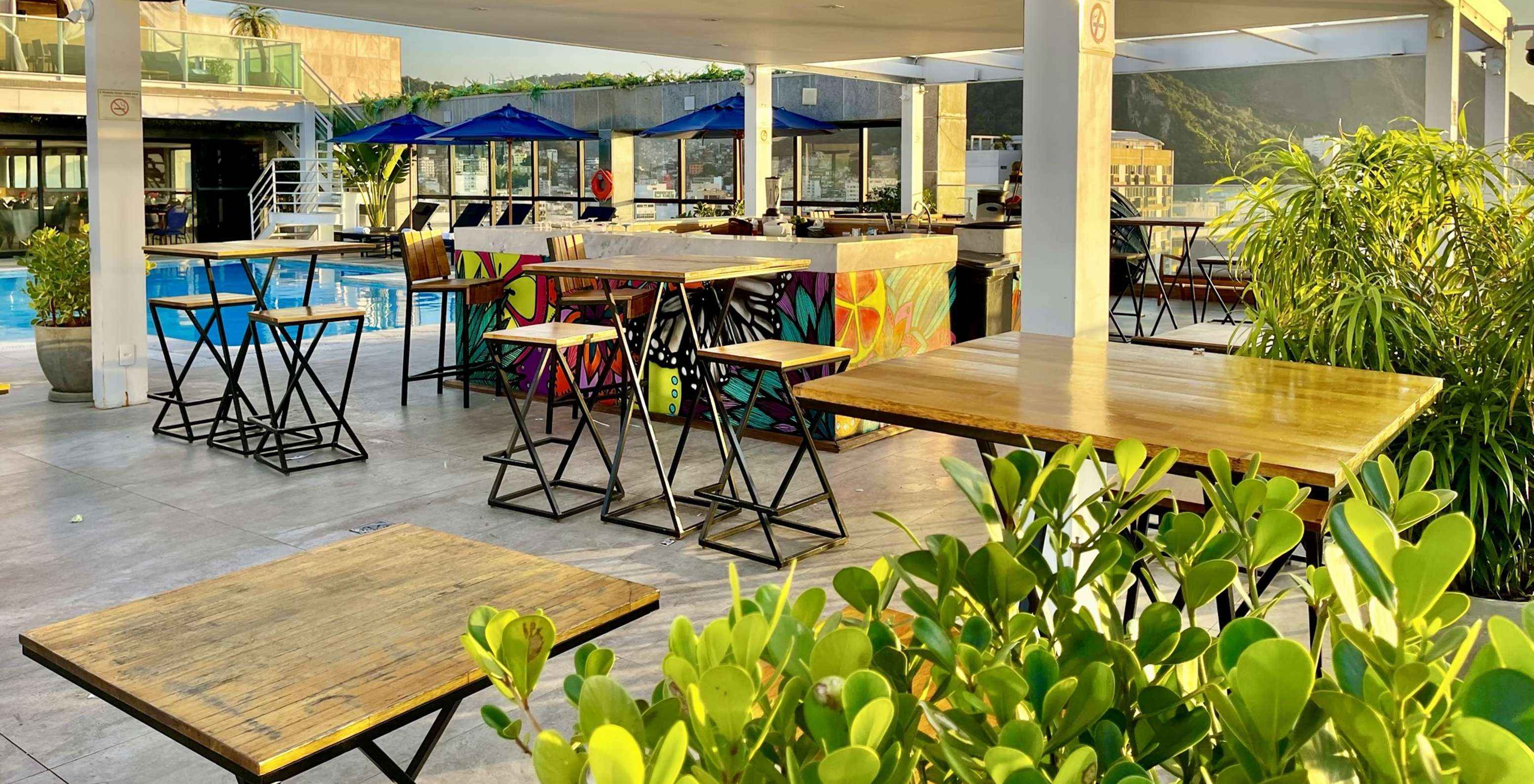 De bar Deck, van het 4-sterrenhotel in Rio de Janeiro, heeft tafels, ligstoelen en serveert drankjes naast het zwembad