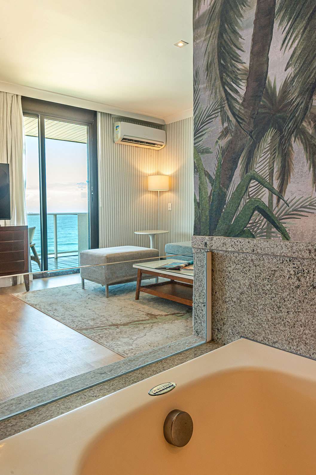 De Oceanische Suite van Pestana Rio Atlântica heeft zitruimte, tv en zeezicht.