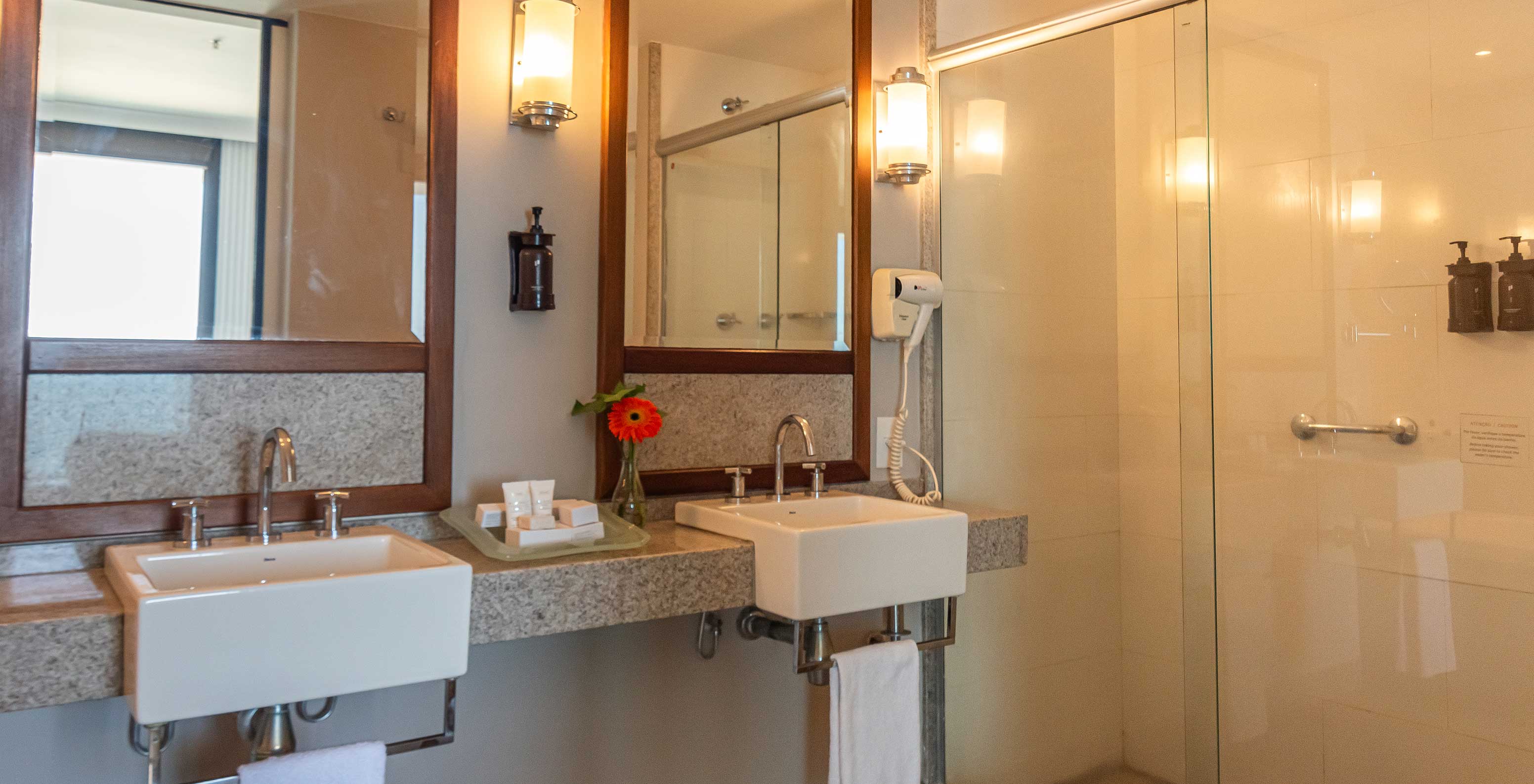 De Oceanische Suite van Pestana Rio Atlântica heeft badkamer met dubbele wastafel en ruime douche.