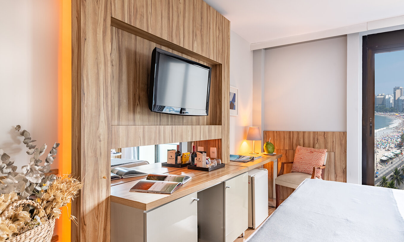 De Zijzeezicht Kamer van Pestana Rio Atlântica heeft televisie tegenover het bed en een beklede stoel