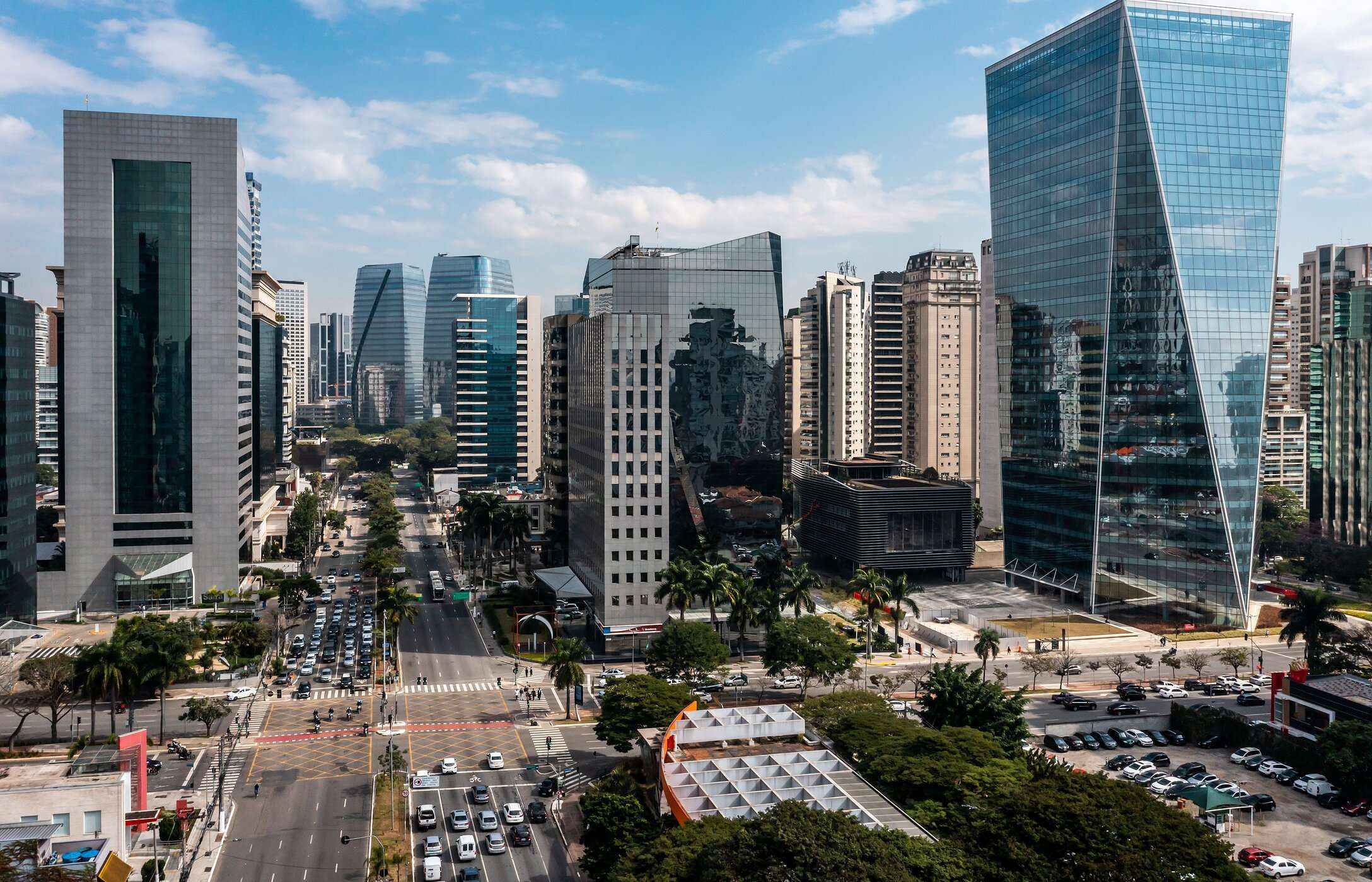 Uitzicht op Vila Olímpia, een welvarende buurt in de westelijke zone van São Paulo, met verschillende spiegelgebouwen