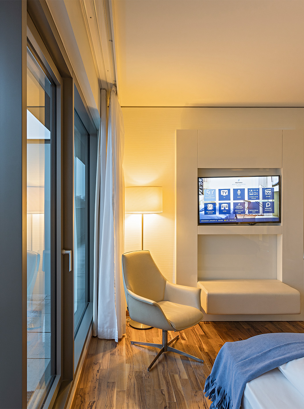 De Premium Kamer met Balkon en Uitzicht van Pestana Berlin Tiergarten heeft televisie, balkon met uitzicht en fauteuil