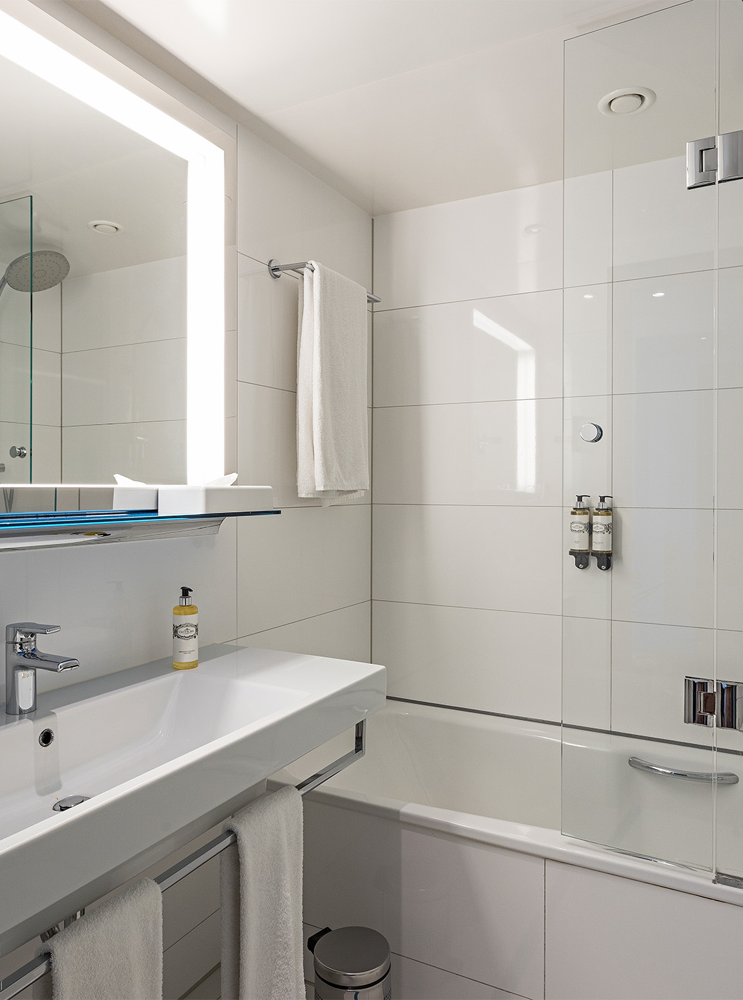 De Premium Kamer met Panoramisch Balkon van Pestana Berlin Tiergarten heeft bad en douche en wastafel met spiegel