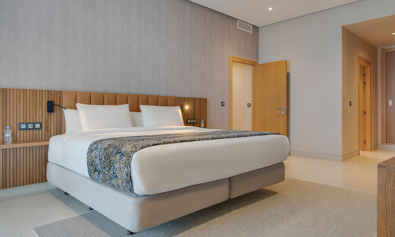 De Familiesuite van Pestana Casablanca heeft een ruime slaapsuite met een tweepersoonsbed en een moderne inrichting.