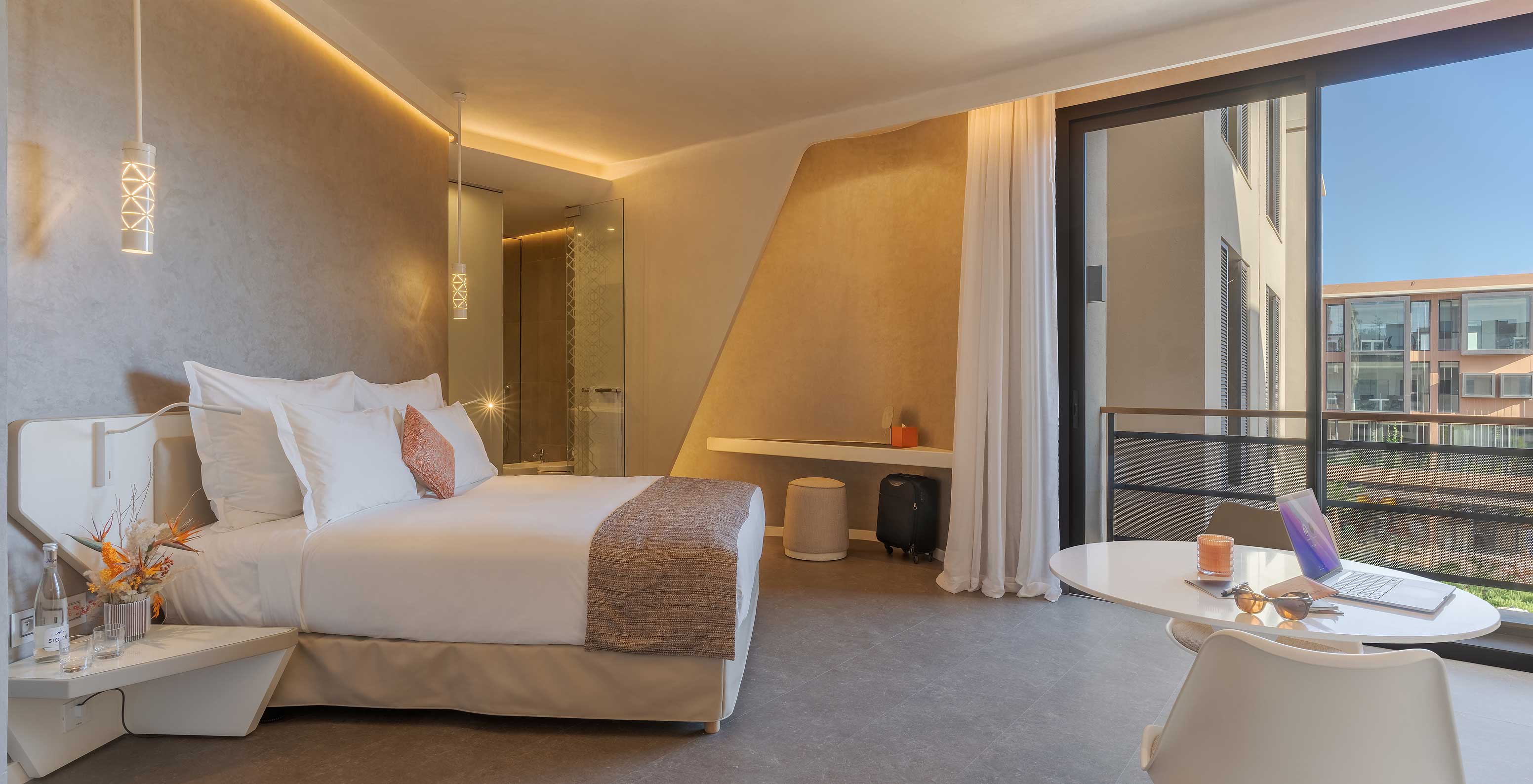De CR7 Superior Avenue van Pestana CR7 Marrakech heeft een kamer met moderne decoratie, muurverlichting en twee bedden