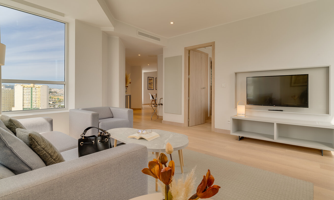 De Premium Suite van Pestana Tanger City Center heeft een woonkamer met bank, televisie en een fauteuil