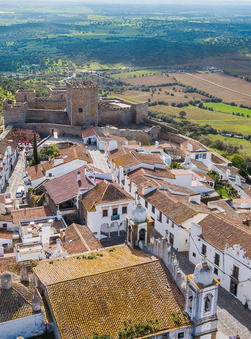 Luchtfoto van het historische dorp Monsaraz in de Alentejo, met het kasteel op de heuvel