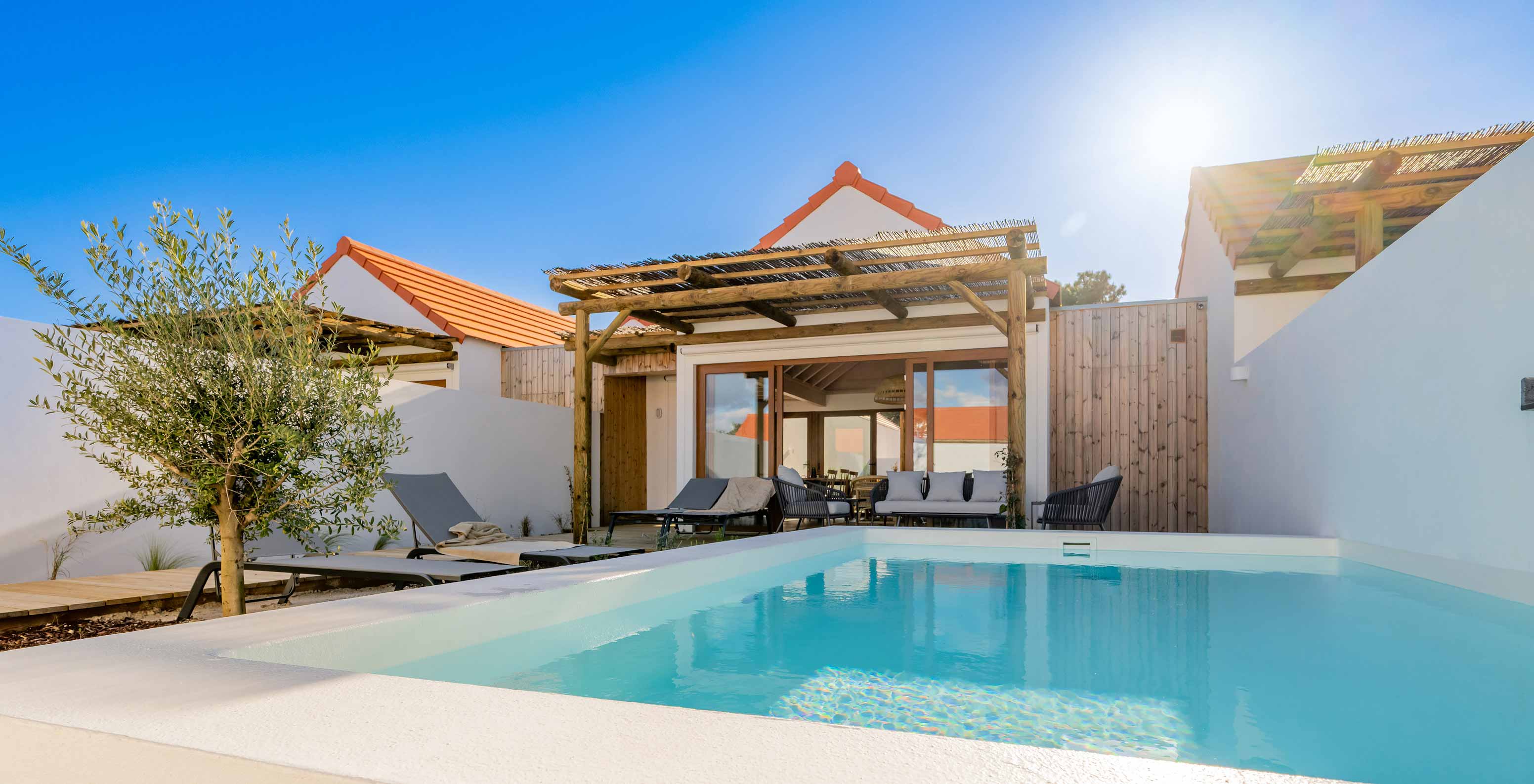 De Superieure Villa bij Pestana Comporta Village Residences heeft een exterieur met een zwembad en meerdere ligstoelen