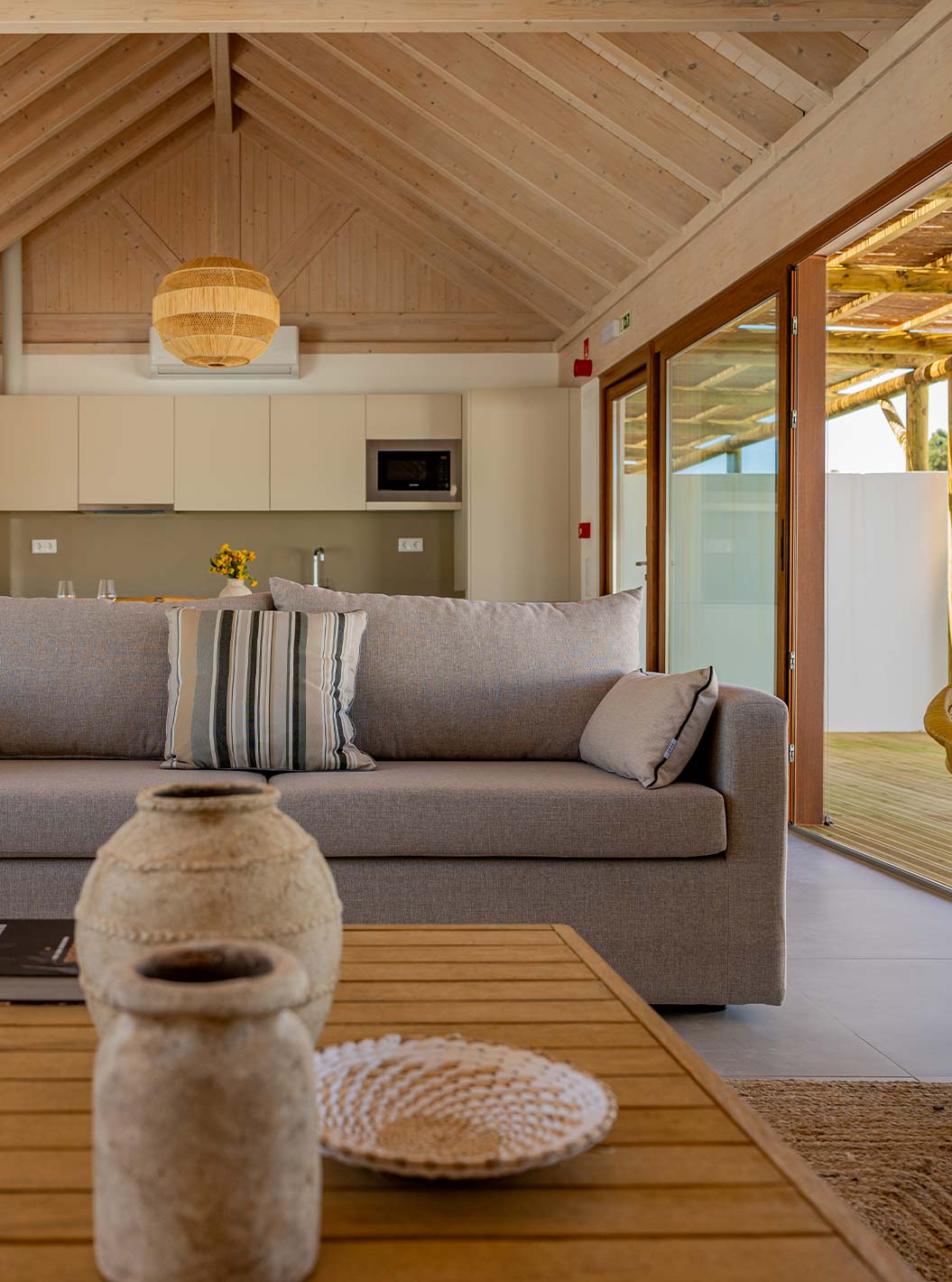 De Premium Groene Villa bij Pestana Comporta Village Residences heeft een lichte woonkamer met een bank en decoratie