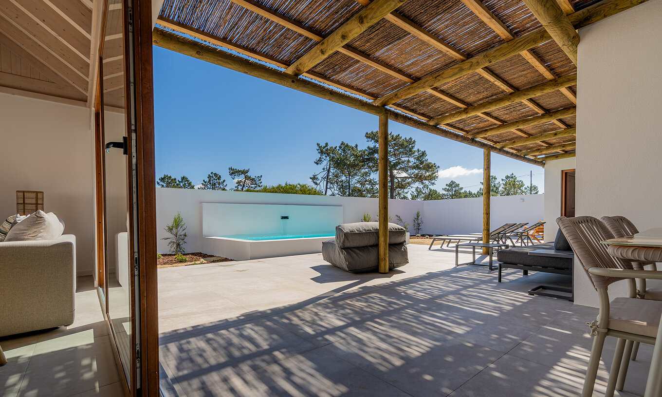 De Premium Villa bij Pestana Comporta Village Residences heeft een patio met een zwembad en een houten overkapping