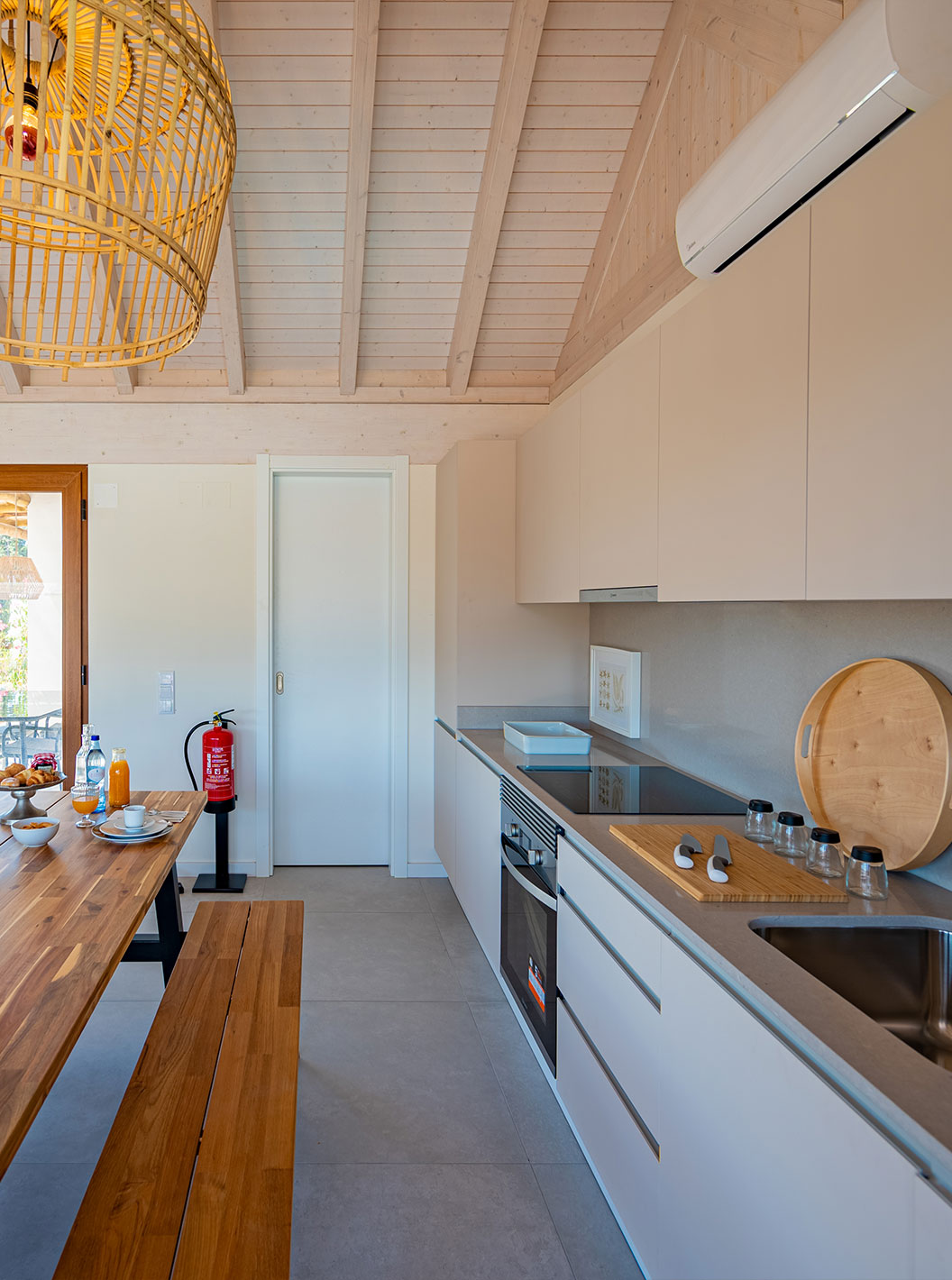 De Standaard Groene Villa bij Pestana Comporta Village Residences heeft een moderne keuken met een houten tafel en een oven
