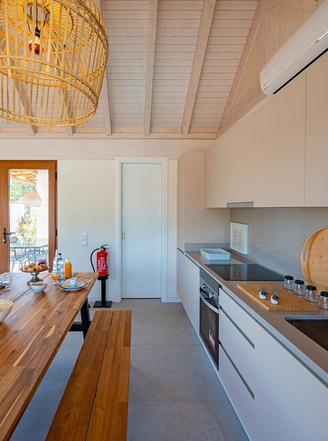 De Standaard Villa (2 volwassenen) bij Pestana Comporta Village Residences heeft een moderne keuken met een houten tafel en een oven