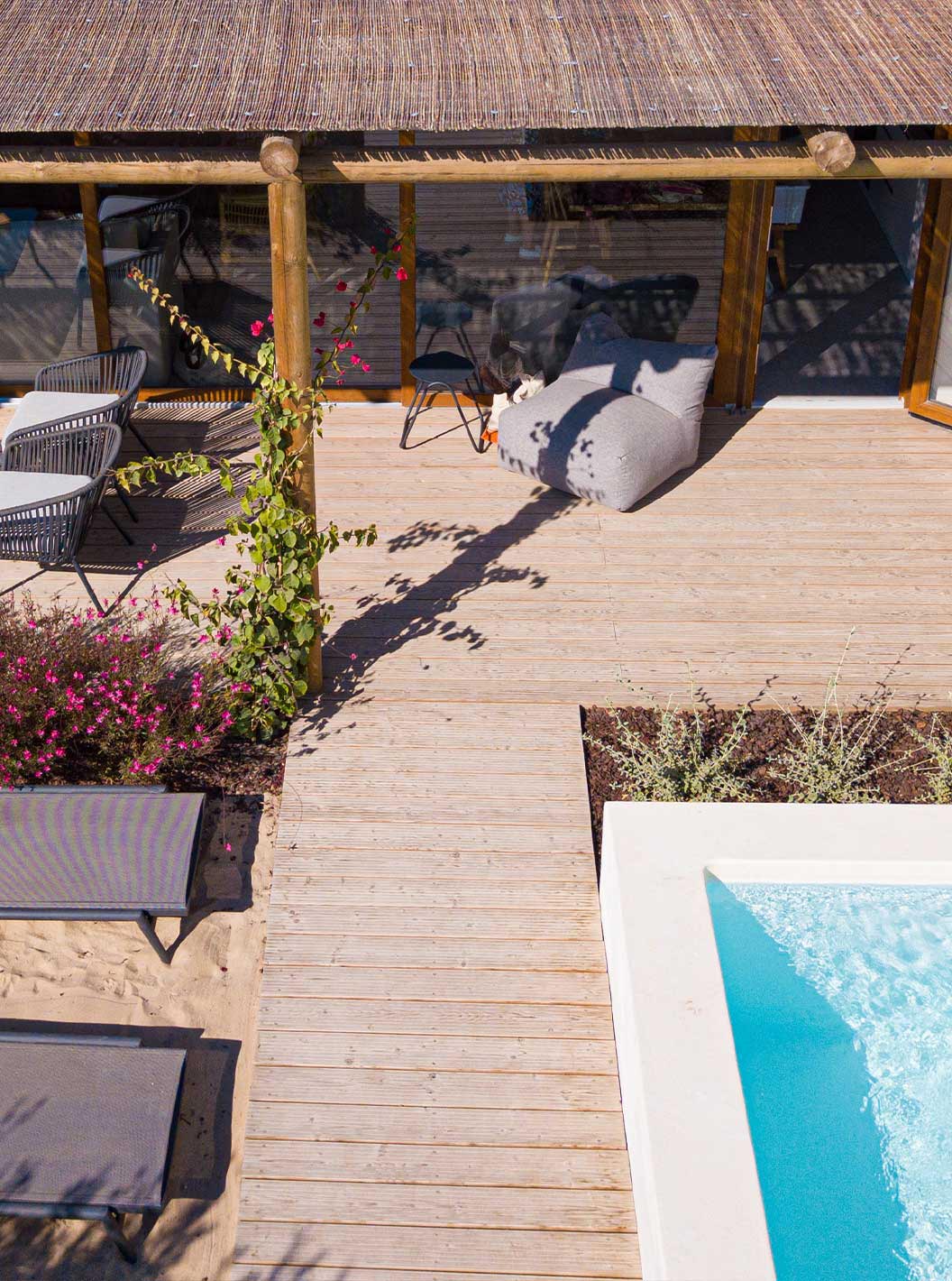 De Standaard Villa T2 bij Pestana Comporta Village Residences heeft een terras met een zwembad, ligstoelen en planten