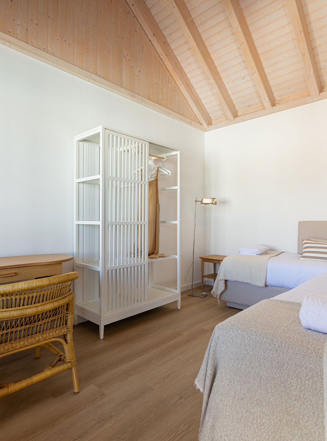 De Standaard Villa bij Pestana Comporta Village Residences heeft een slaapkamer met een bed, een tafel en een rieten stoel