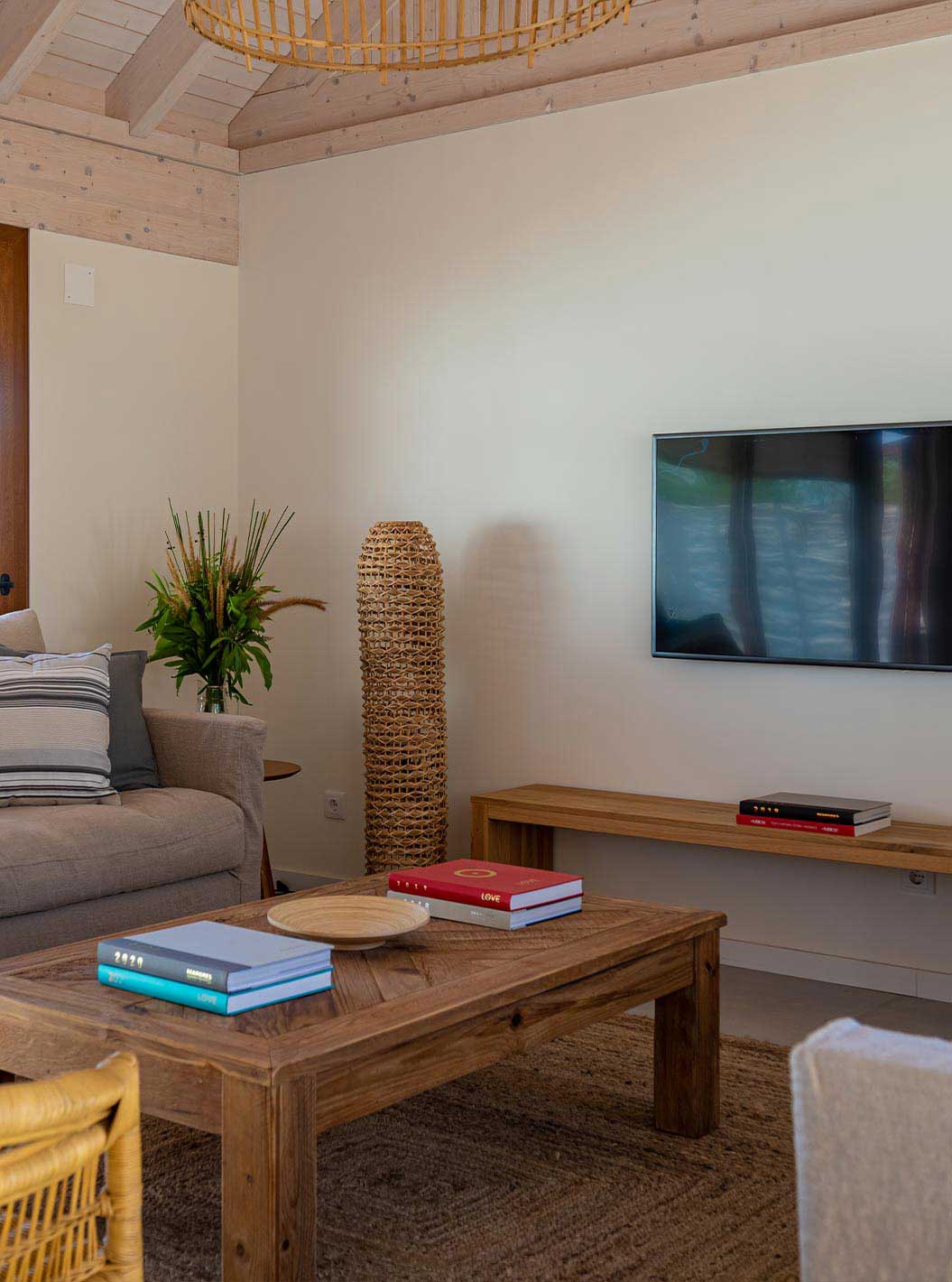 De Standaard Villa bij Pestana Comporta Village Residences heeft een woonkamer met een bank en een tv aan de muur