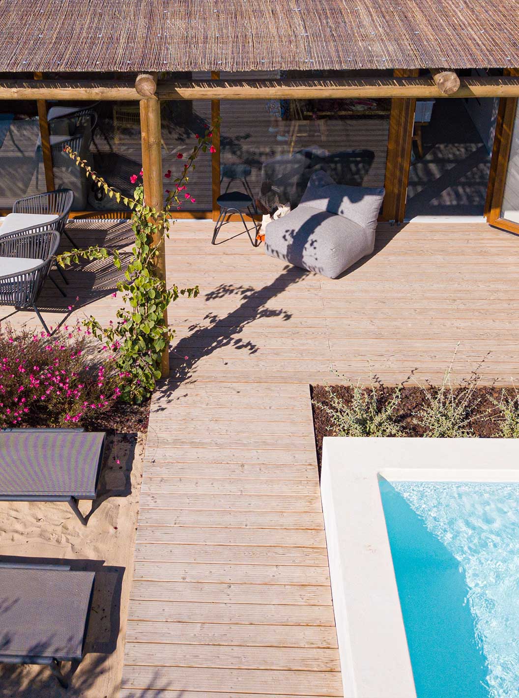 De Standaard Villa bij Pestana Comporta Village Residences heeft een terras met een zwembad, ligstoelen en planten