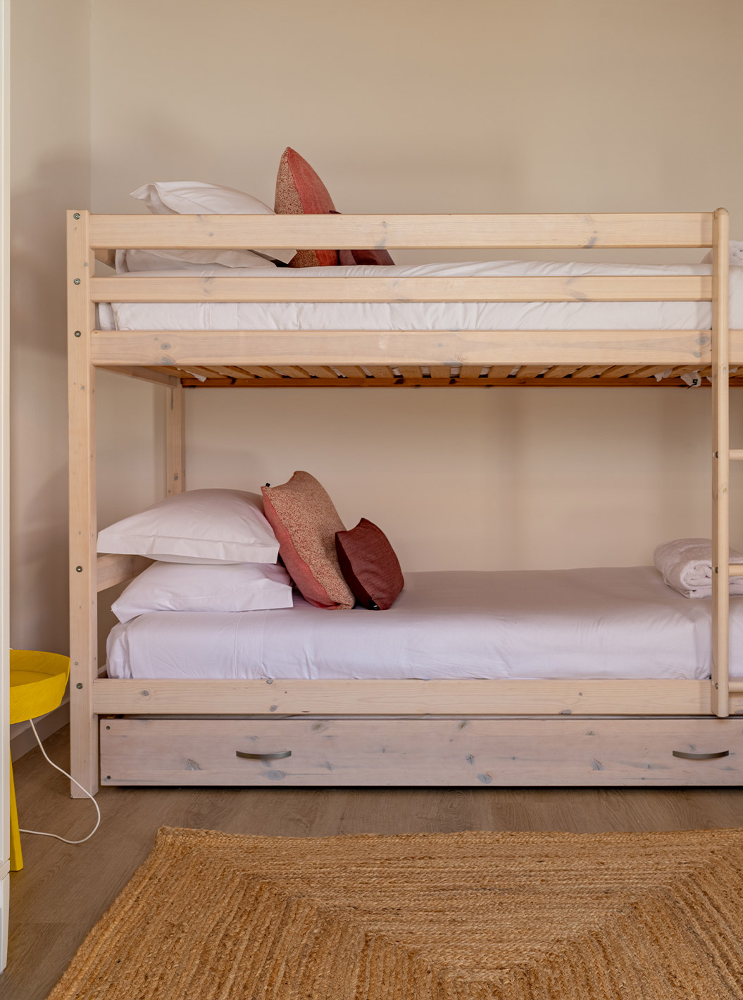 De Superieure Groene Villa bij Pestana Comporta Village Residences heeft een houten stapelbed met twee bedden en een teddy