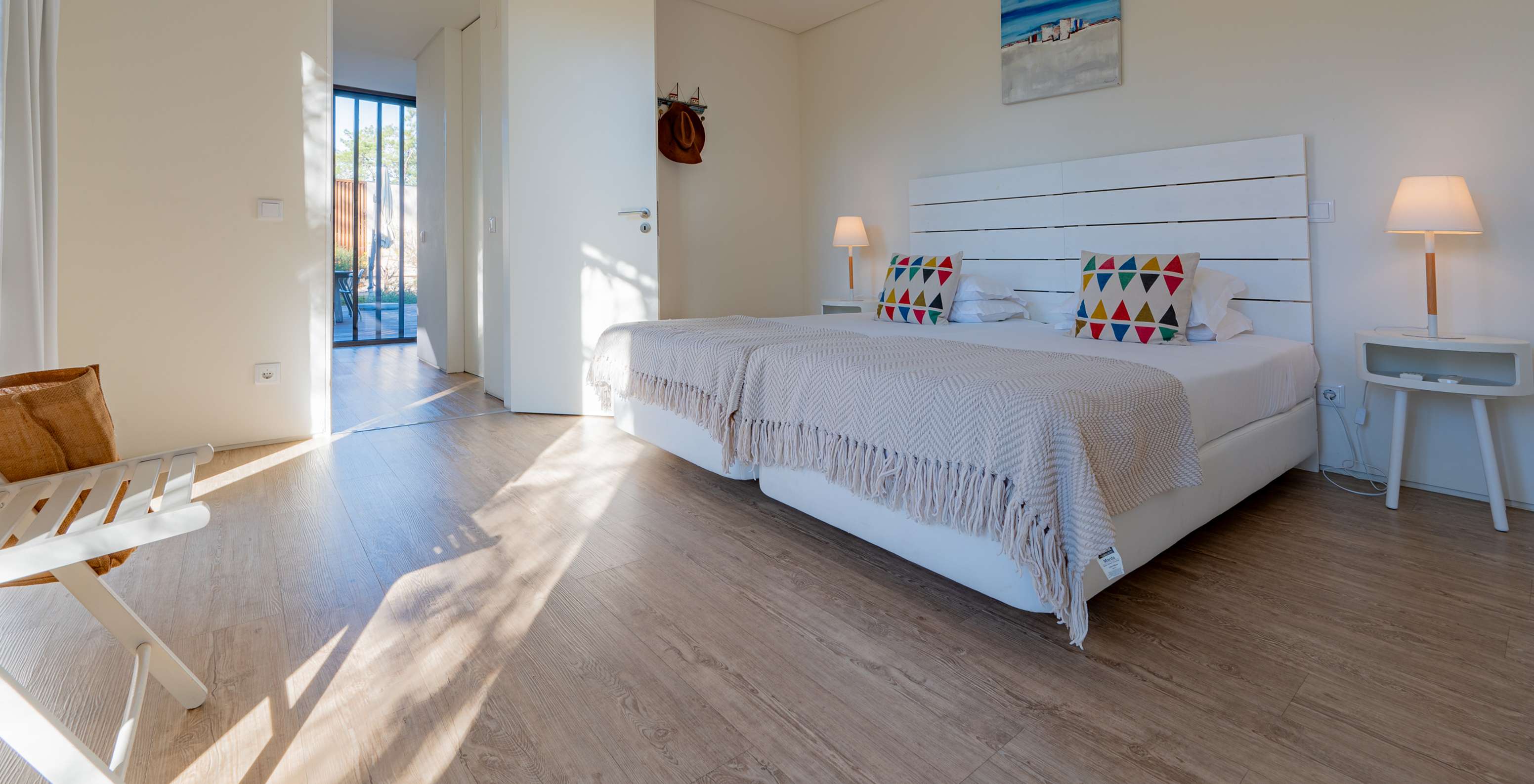 De Luxe 4 Slaapkamer Villas met Privézwembad van Pestana Tróia Eco Resort heeft een tweepersoonsbed en toegang tot het terras