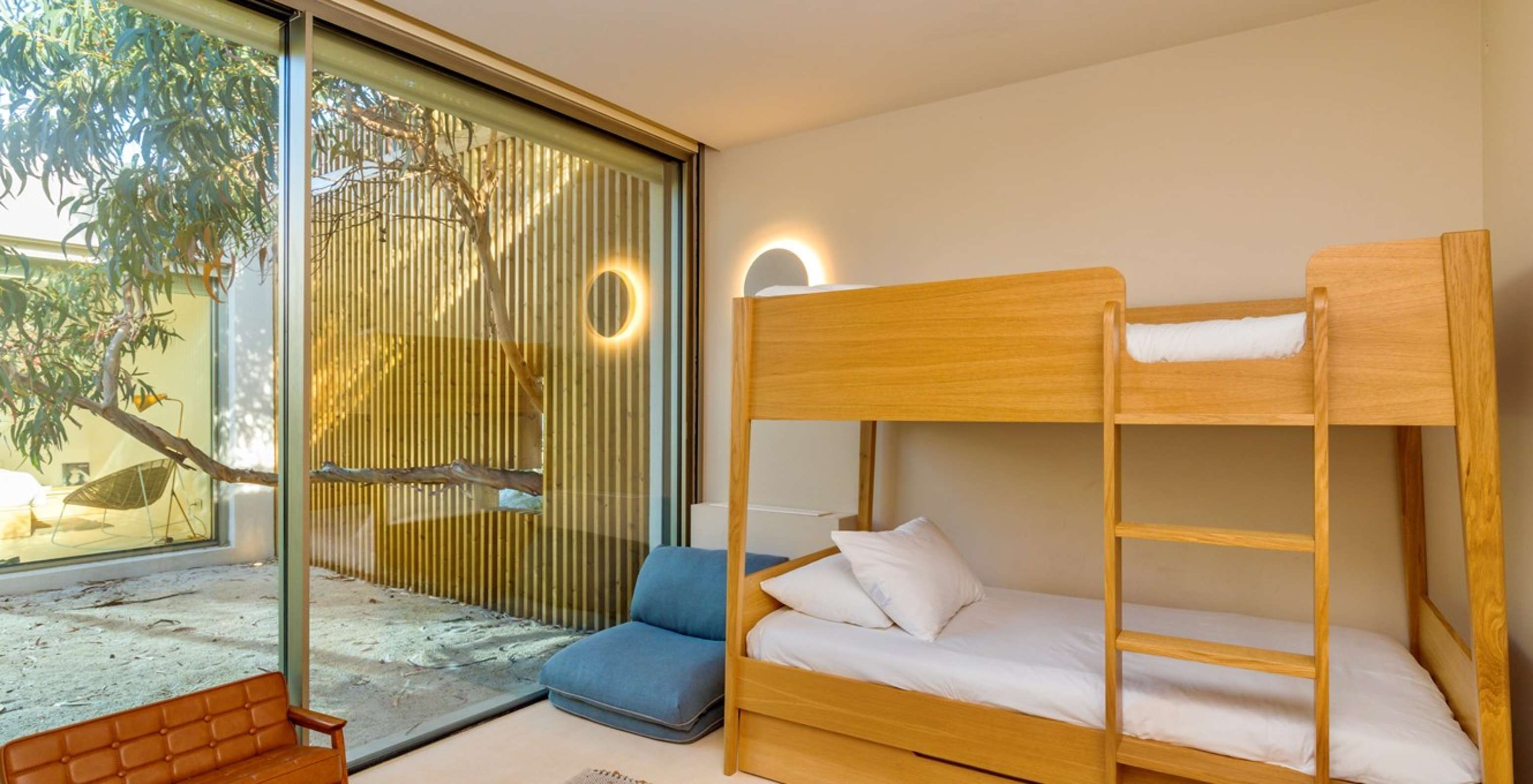 De Exclusieve Premium Villas met Privézwembad van Pestana Tróia Eco Resort hebben een kamer met stapelbedden