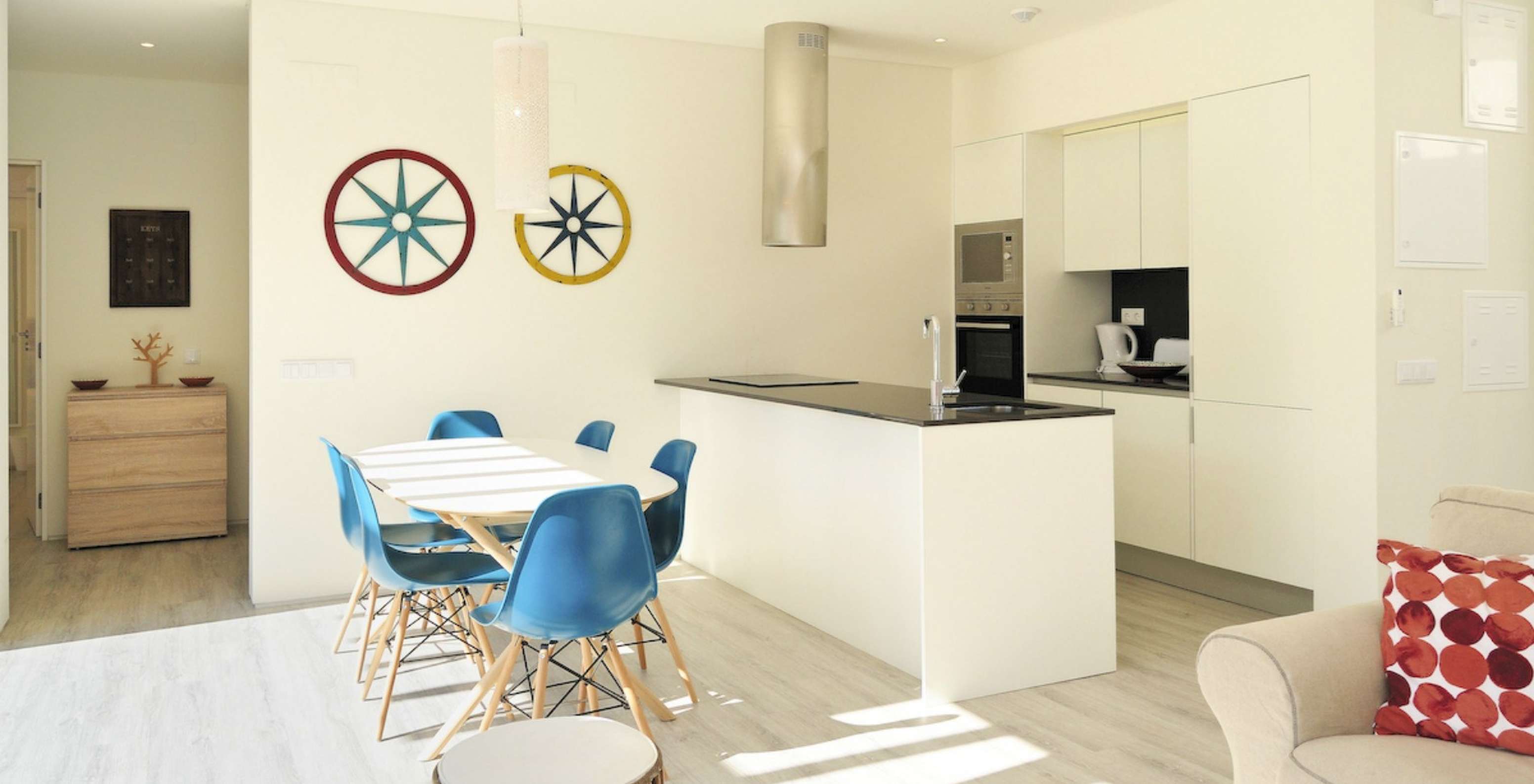 De 3 Kamer Villas van Pestana Tróia Eco Resort hebben een keuken met aanrecht en tafel