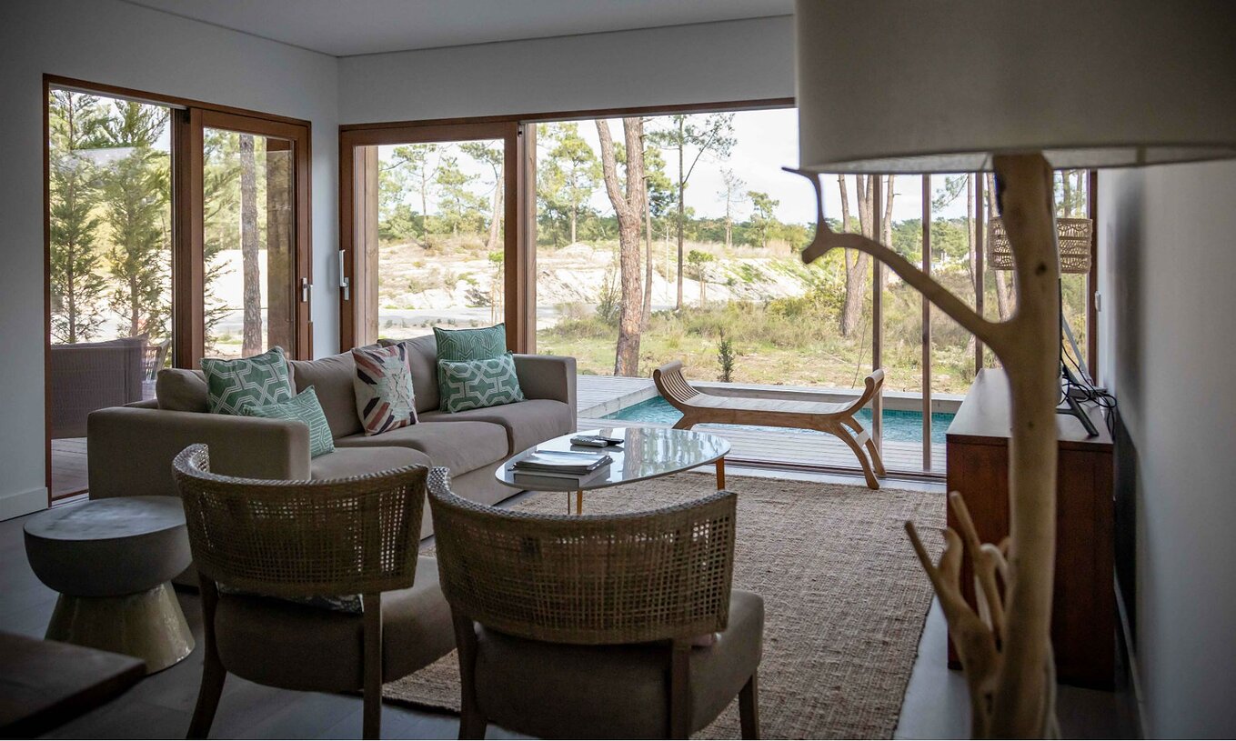 Het Eco Village Appartement Begane Grond Uitzichten van Pestana Tróia Eco Resort heeft een woonkamer met bank en uitzicht