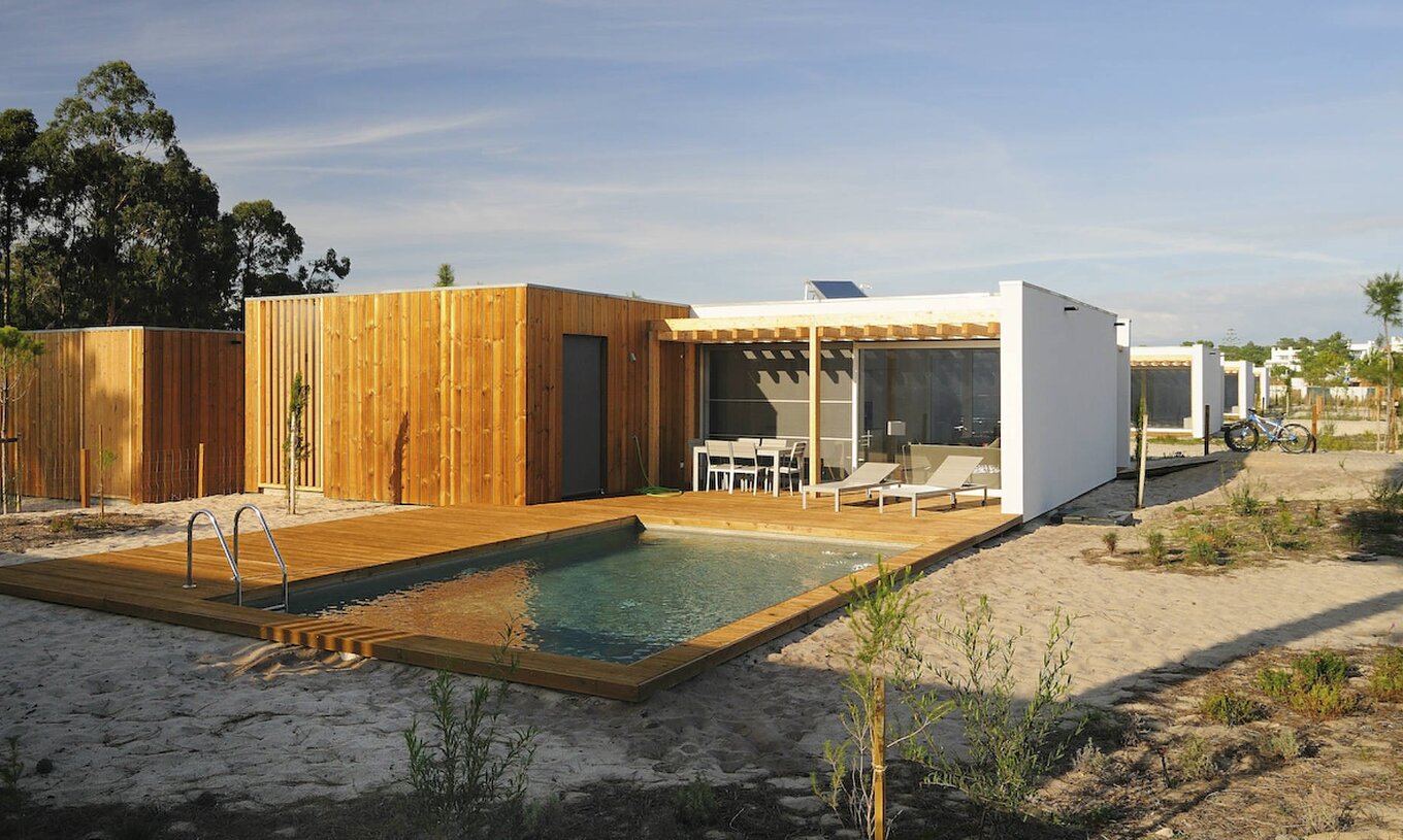 De Sand Villas met Privézwembad van Pestana Tróia Eco Resort hebben ligstoelen en een tafel