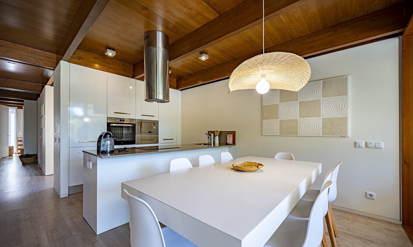 De Tree Villa met Privézwembad van Pestana Tróia Eco Resort heeft een uitgeruste keuken en een tafel met stoelen