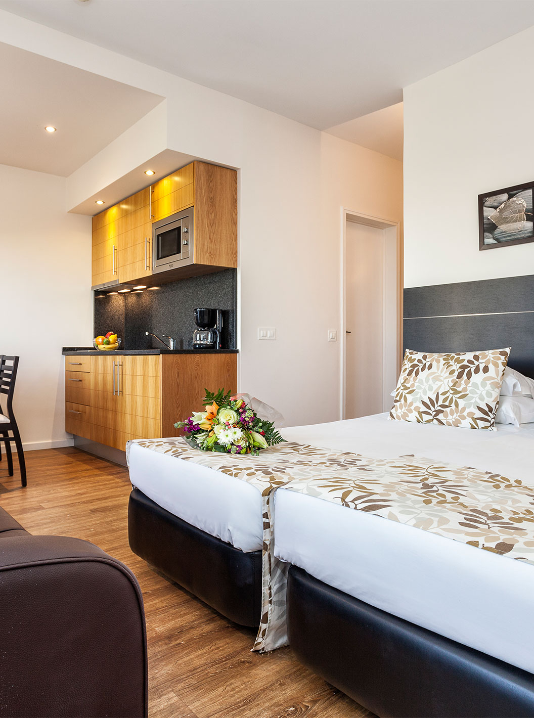 De Studio Vista Jardim van Pestana Alvor Atlântico is een appartement met bed, bank, tafel en een kitchenette