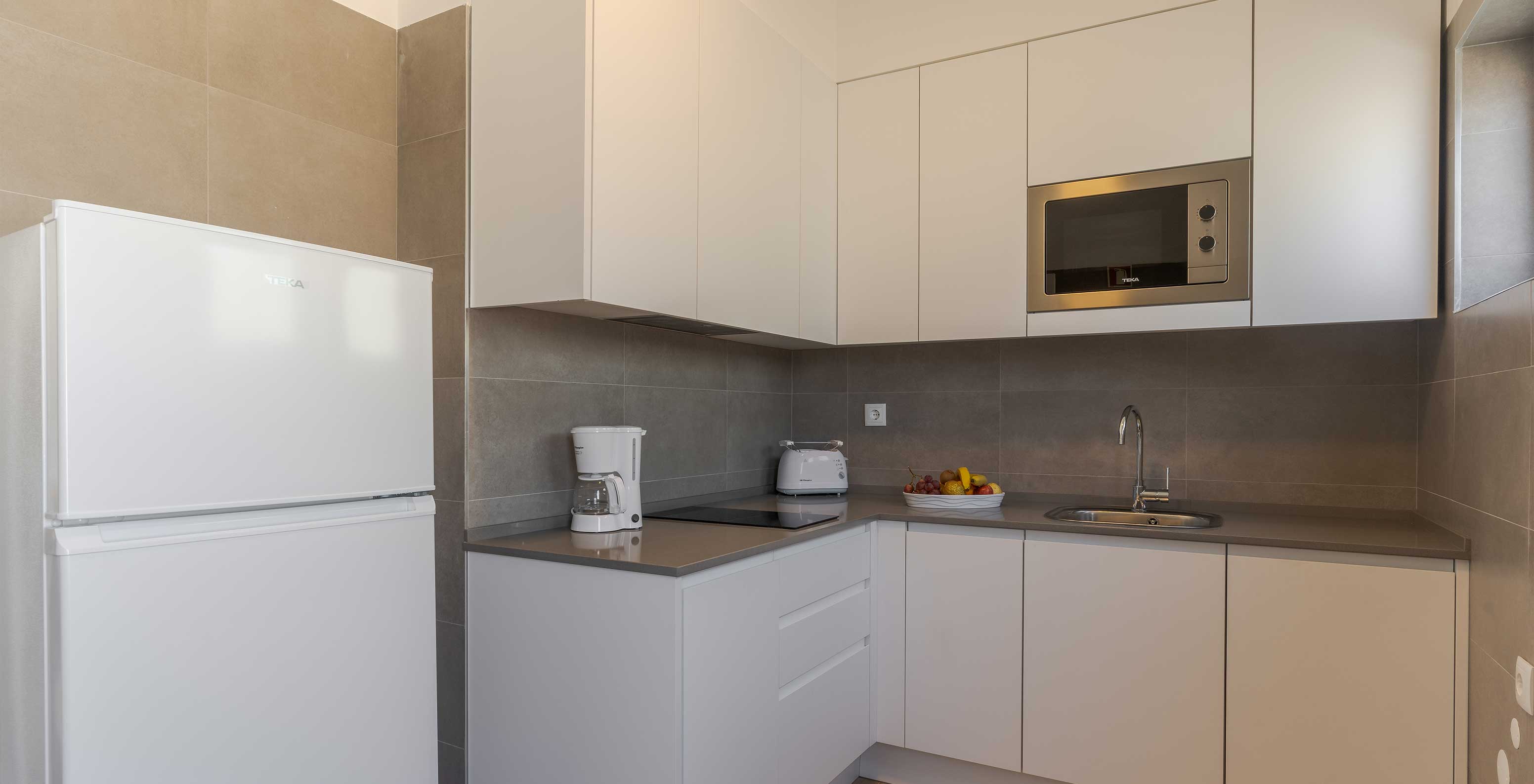 De Villa 3 Kamer Premium met uitzicht op de zee van Pestana Alvor Beach Villas heeft een keuken met koelkast en oven